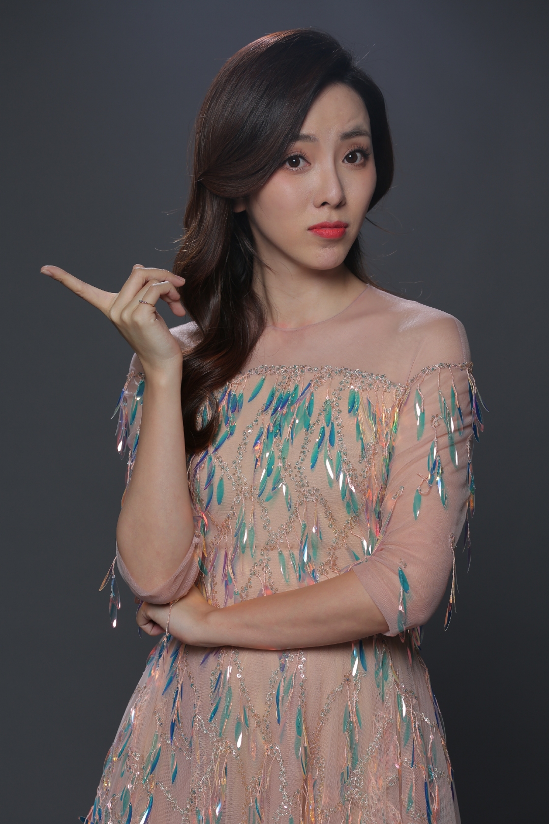 李思思# 前#央视主持人# ,主持风格大气稳重,很自然很有气质,可惜