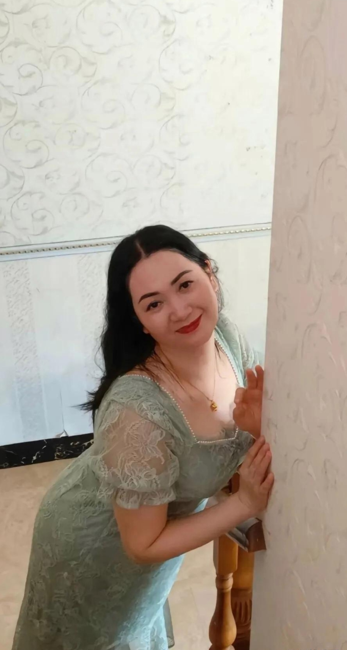 70后的成熟少妇,果然风韵犹存#美女# #性感好身材# #性感美女