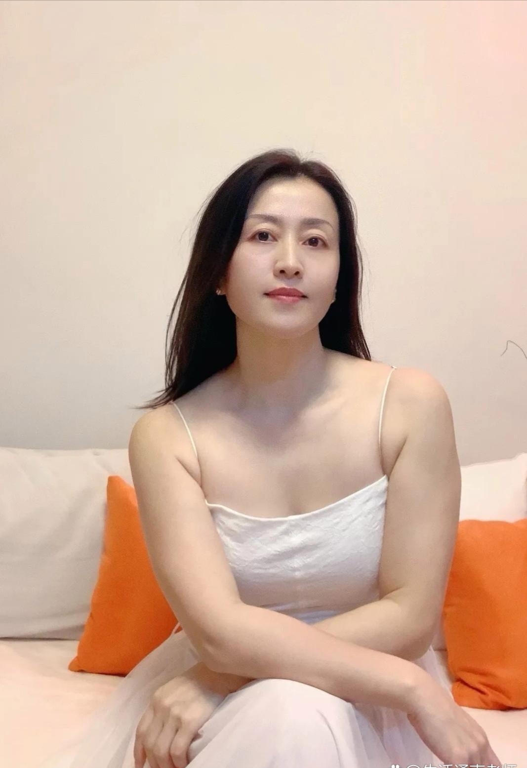 风韵犹存的少妇,这丰满白皙的身材,根本看不出年纪#少妇# #性感好身材