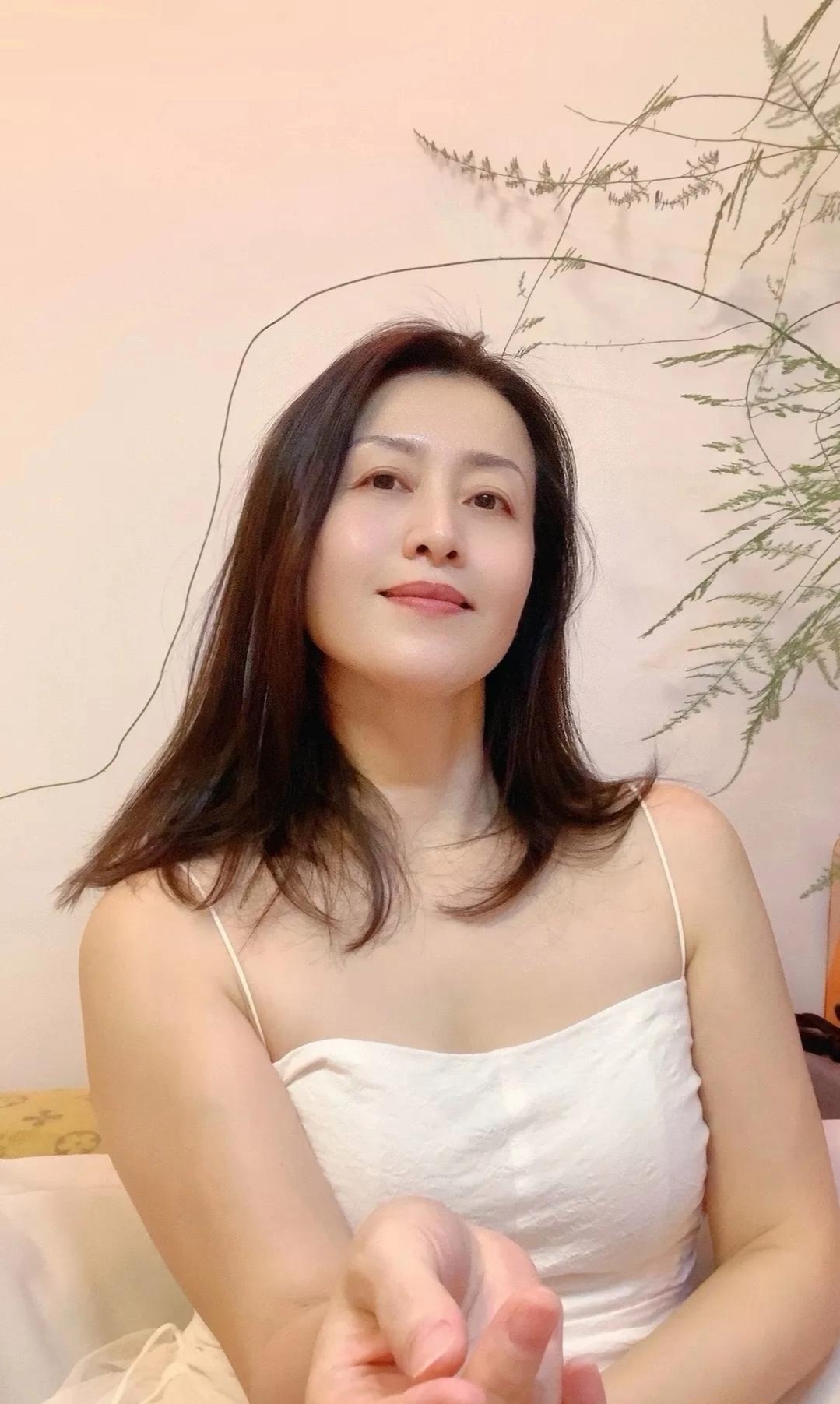 风韵犹存的少妇,这丰满白皙的身材,根本看不出年纪#少妇# #性感好身材