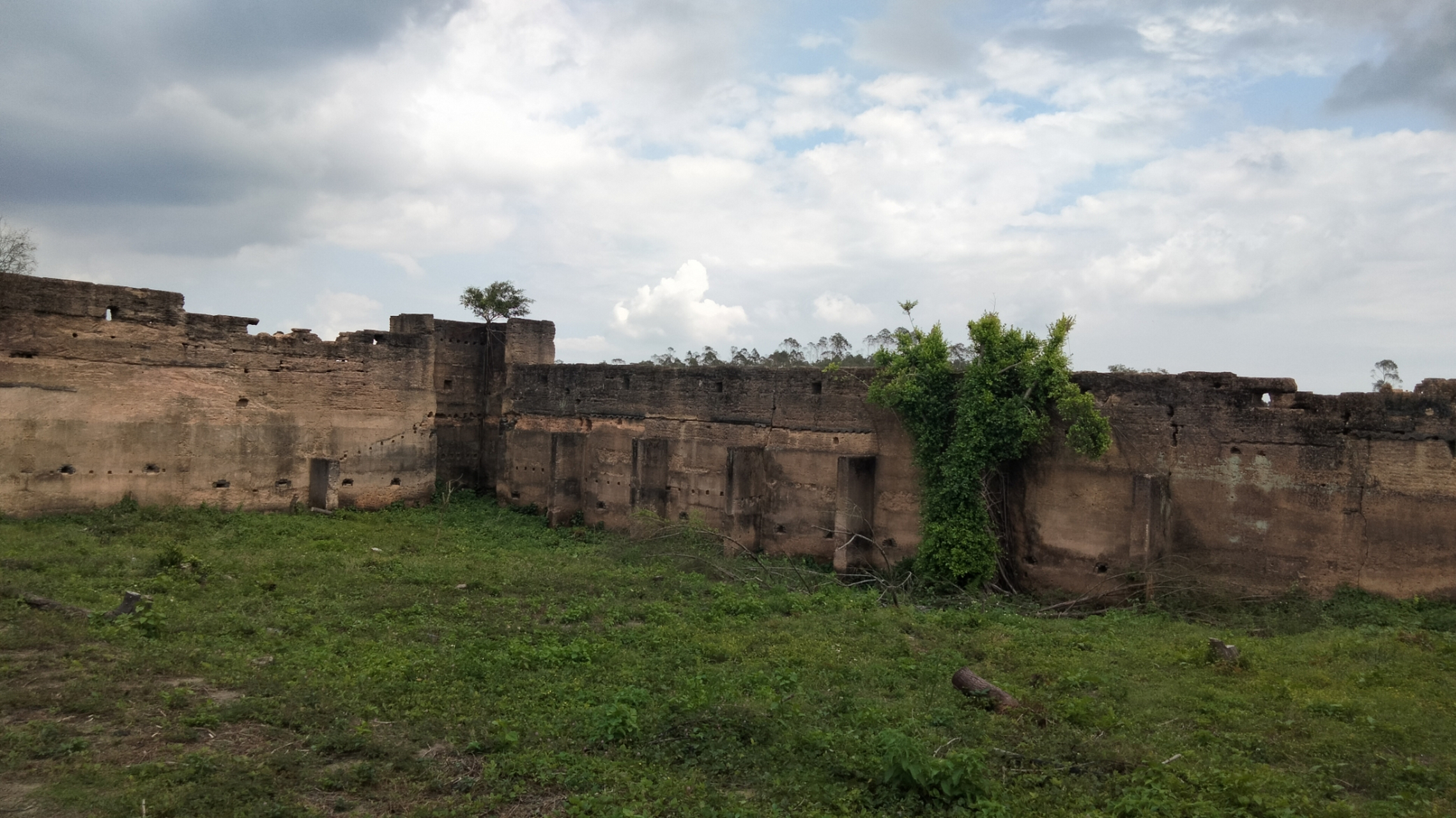 今天慕名来到广东省廉江市青平镇瓦窑角村参观两百多年的古城堡!