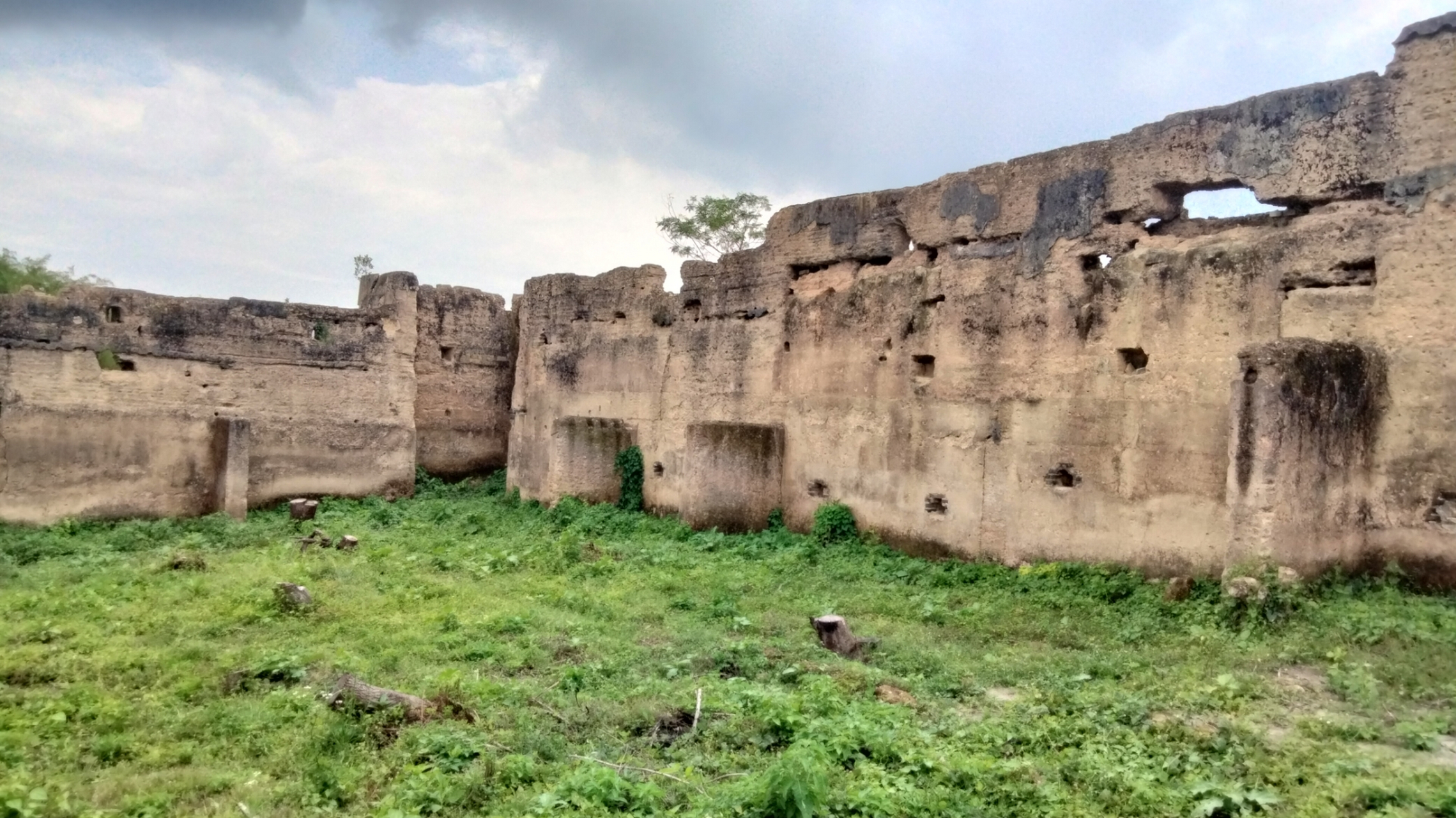 今天慕名来到广东省廉江市青平镇瓦窑角村参观两百多年的古城堡!