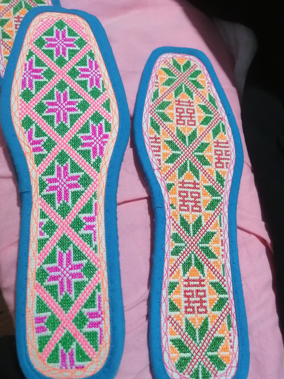 手工绣的鞋垫,那款好看?我更喜欢囍字那款