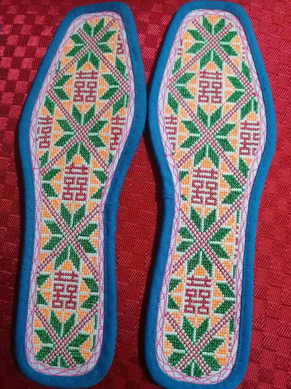 手工绣的鞋垫,那款好看?我更喜欢囍字那款