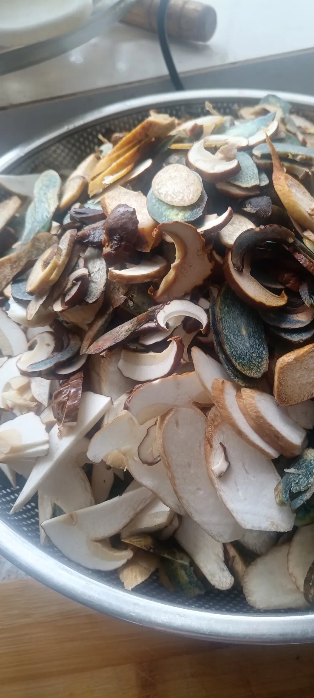 下班买的蘑菇,切了一个小时,突然发现它们全部变色了!