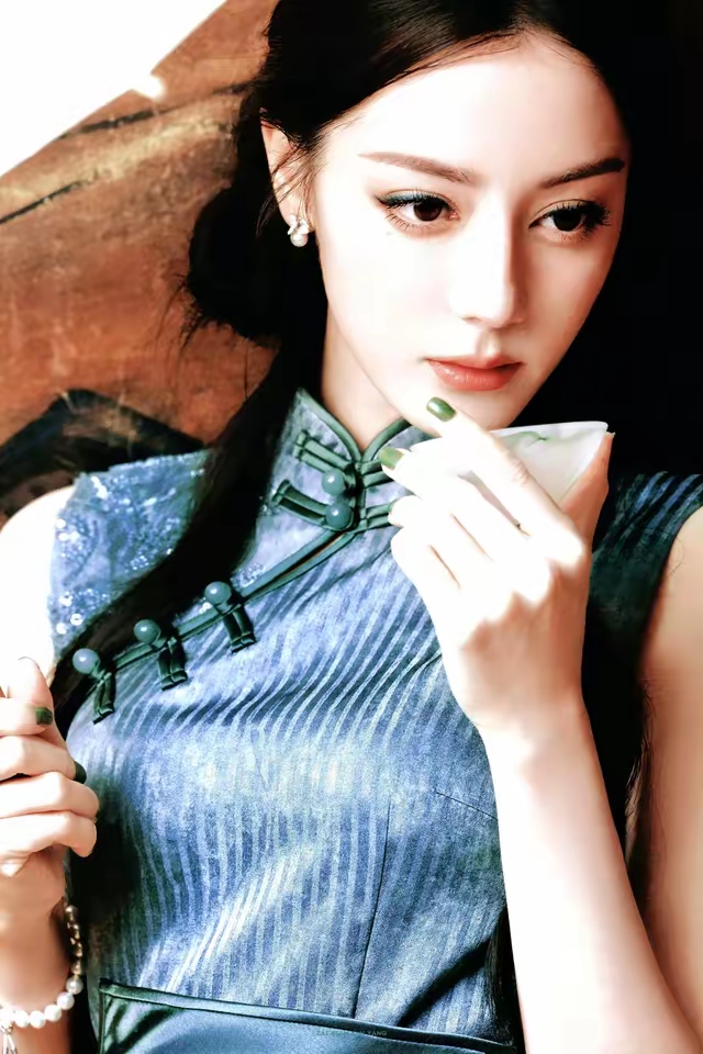 果然旗袍是检验美女的最高标准 不信你看迪丽热巴 穿上旗袍的她,故事