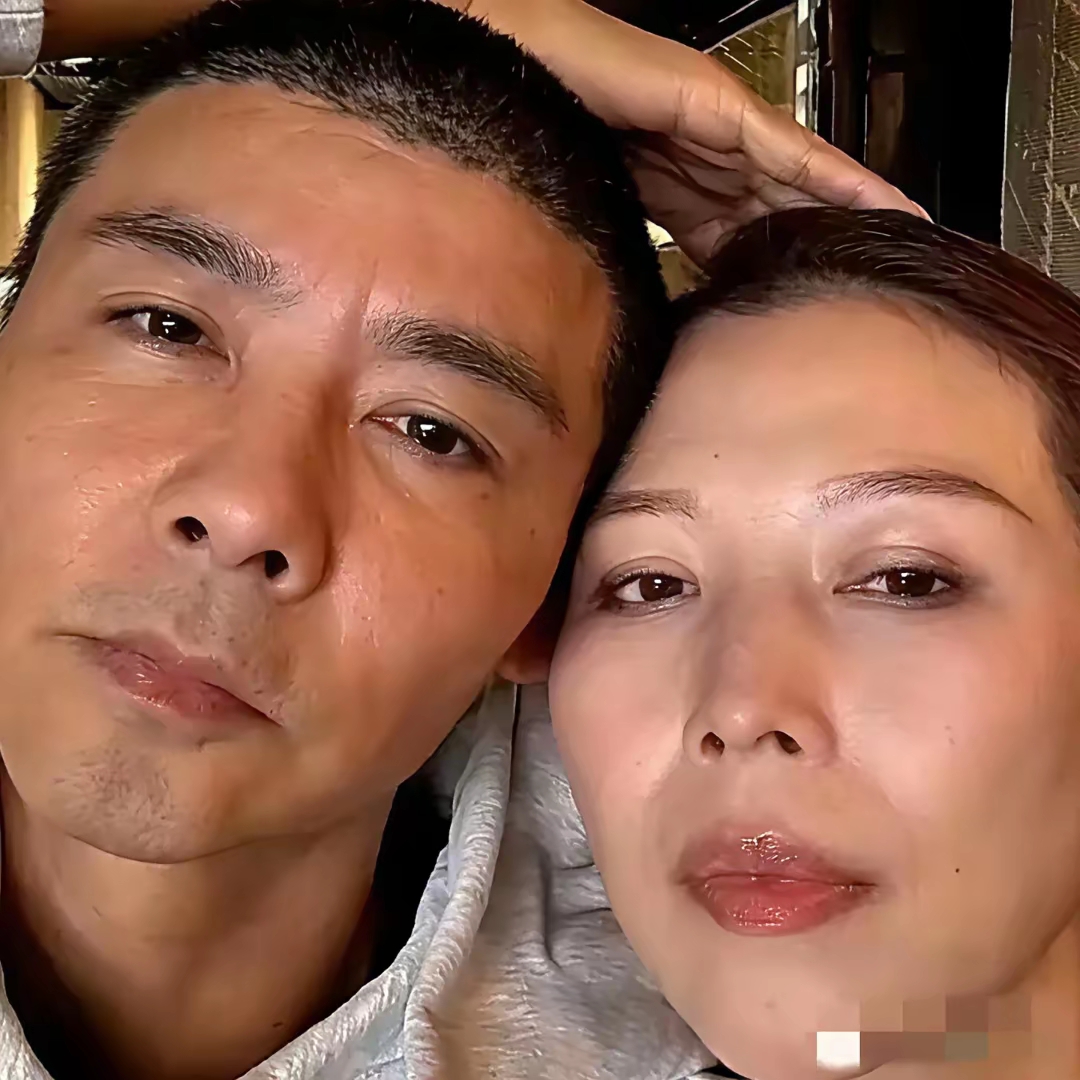 哇塞,张晋与蔡少芬简直越来越有夫妻相了:脸型眼睛惊人的相似,气色