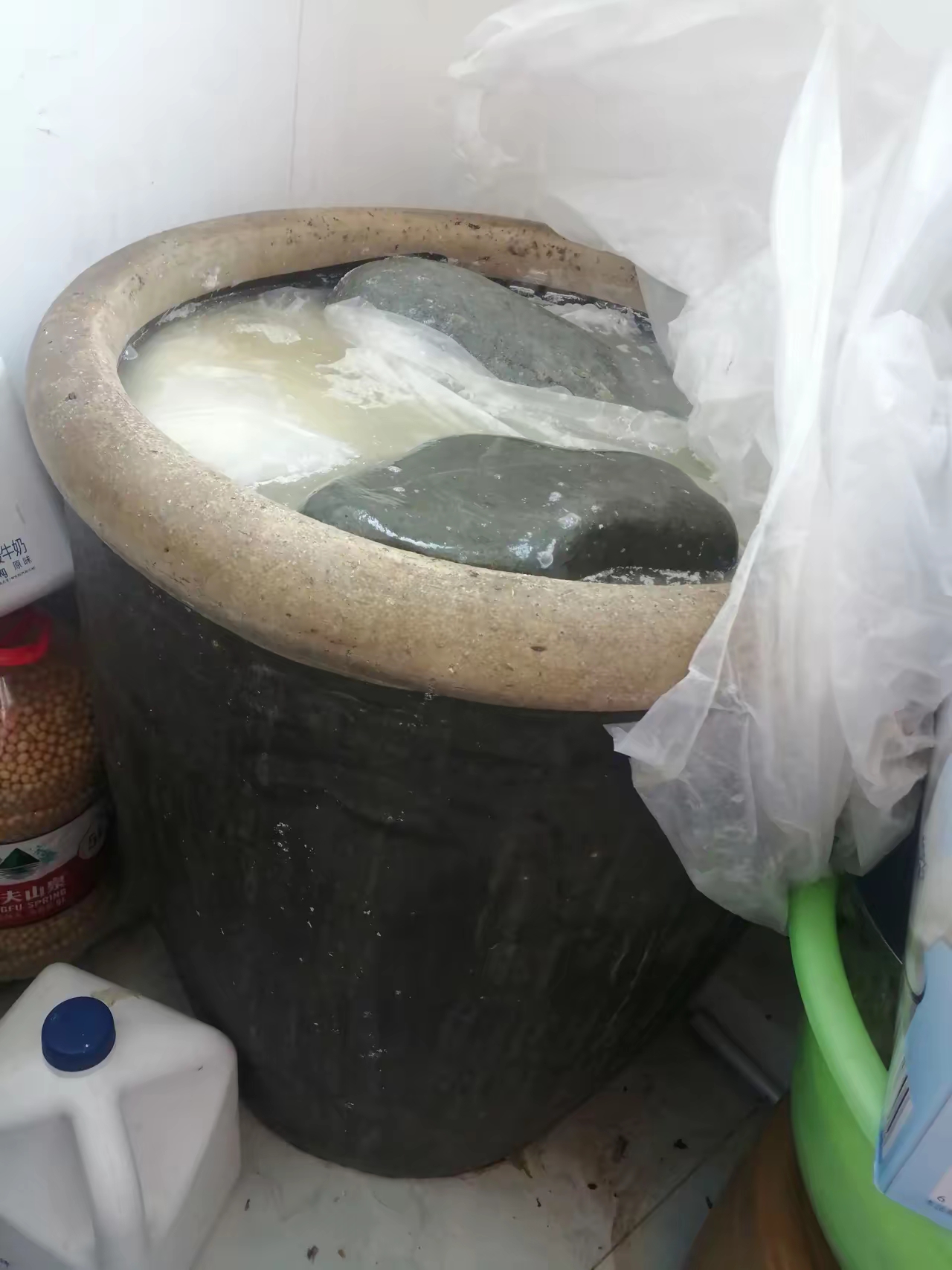 东北农村酸菜缸腌酸菜的缸酸菜缸水上漂浮着一层白膜农村酸菜缸图片盐