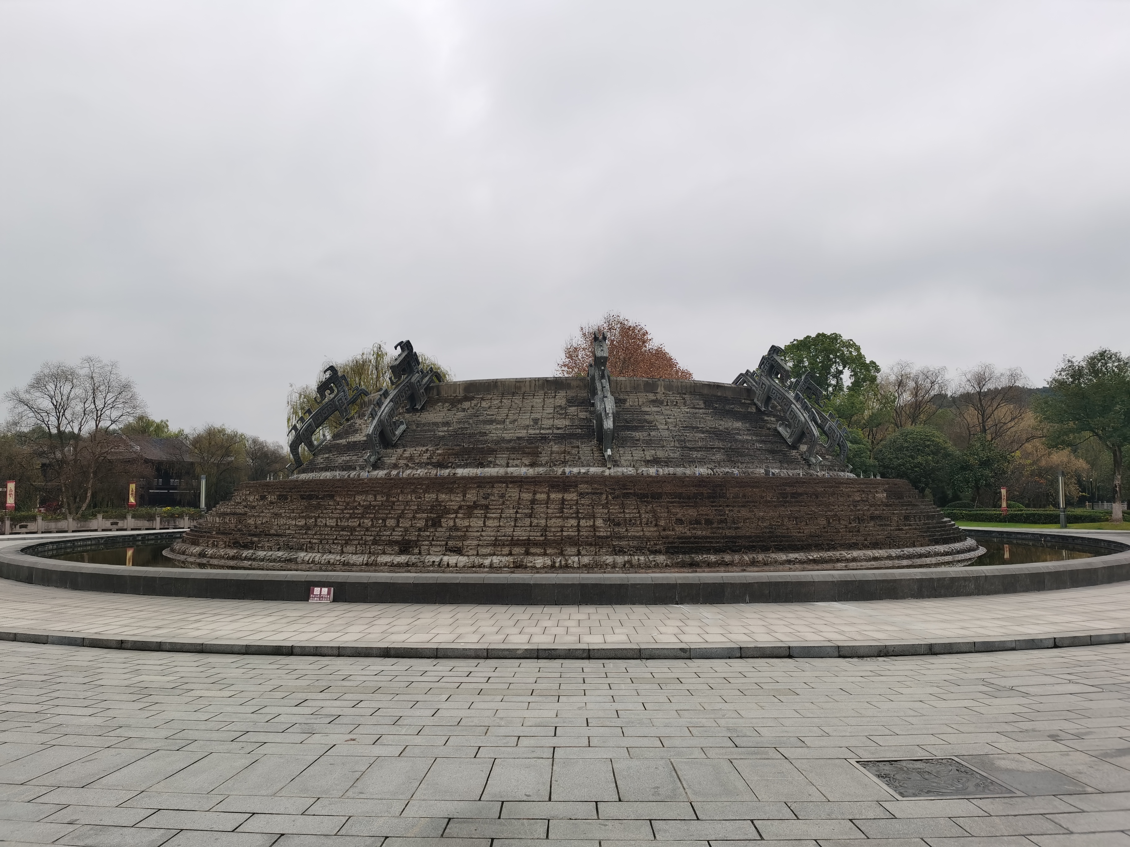 山势延绵起伏,树木苍翠,九龙坛,陵园门,足够雄伟