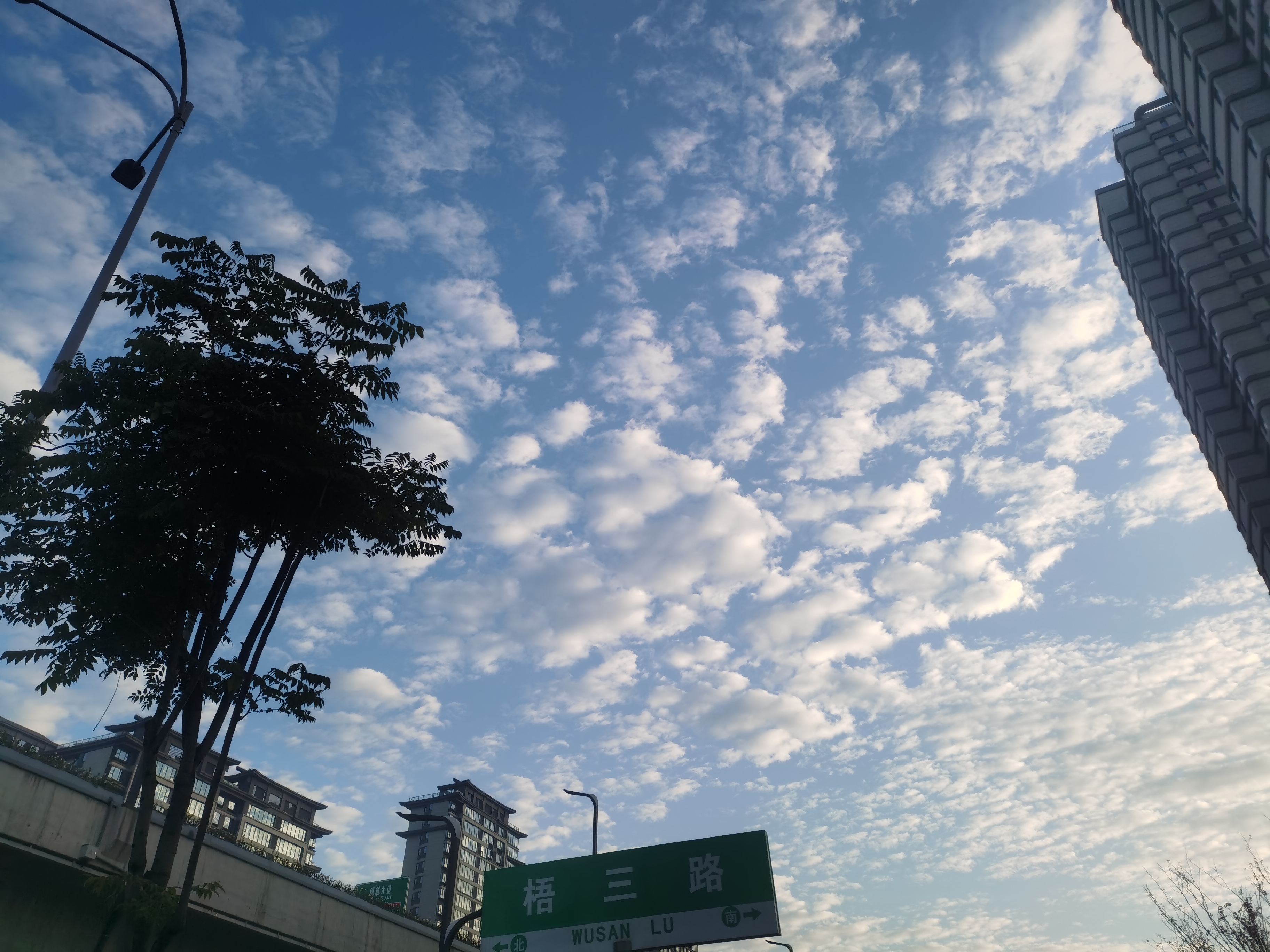 清晨,天空之下的城市画卷,云层密布却不妨碍阳光洒下,点亮城市的轮廓.