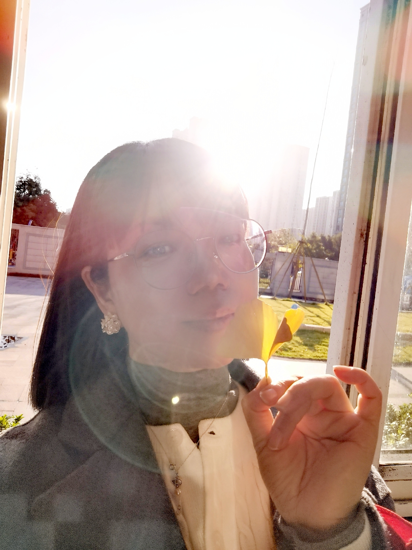 看着这年轻的女孩,仿佛看到了青春的模样,校园里的时光是如此简单而