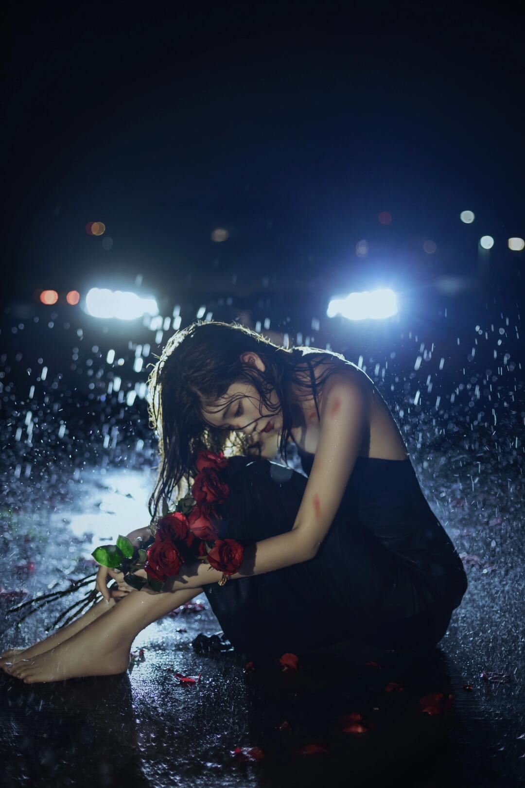 动伤感心碎下雨图片下雨天伤心的图片女生在雨中淋雨的图片女人在