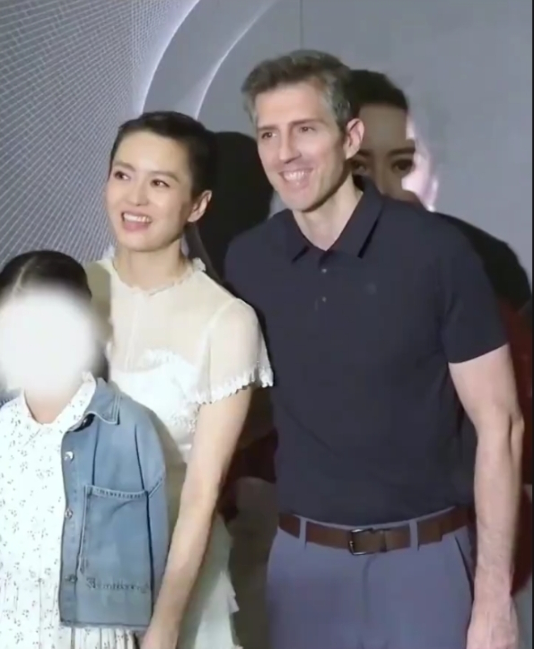 梁咏琪和她的老公以及可爱的女儿惊喜现身,令人眼前一亮.