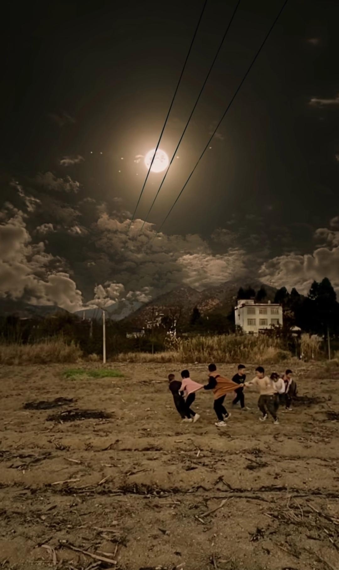 你们小时候是这样玩吗,在月亮下玩老鹰捉小鸡,玩捉迷藏,陪大人晾谷子