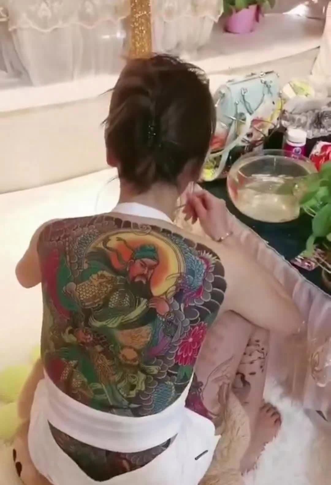 真被这女孩的勇气折服了,见过纹身的女人,可是真的没有见过纹满背关公