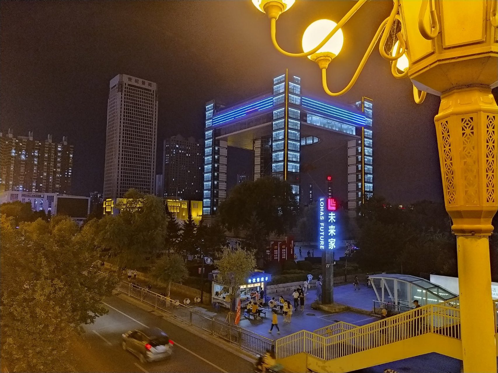 我的旅行 世纪之舟位于吉林市江南吉林大街,这处建筑长宽高各为50米