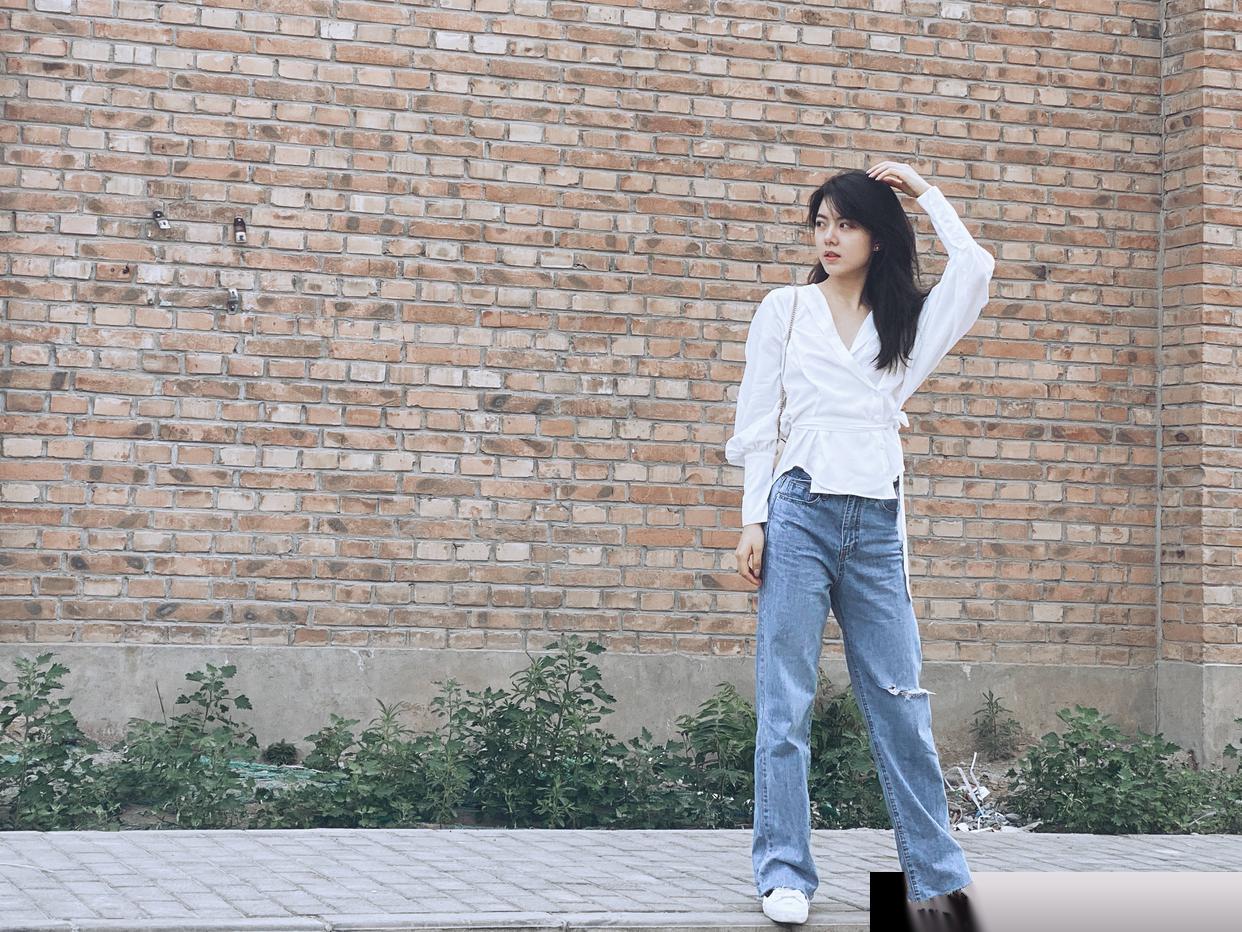 赵今麦街头随拍,白上衣配牛仔裤简单大气,活泼俏皮,闪闪惹人爱,展现