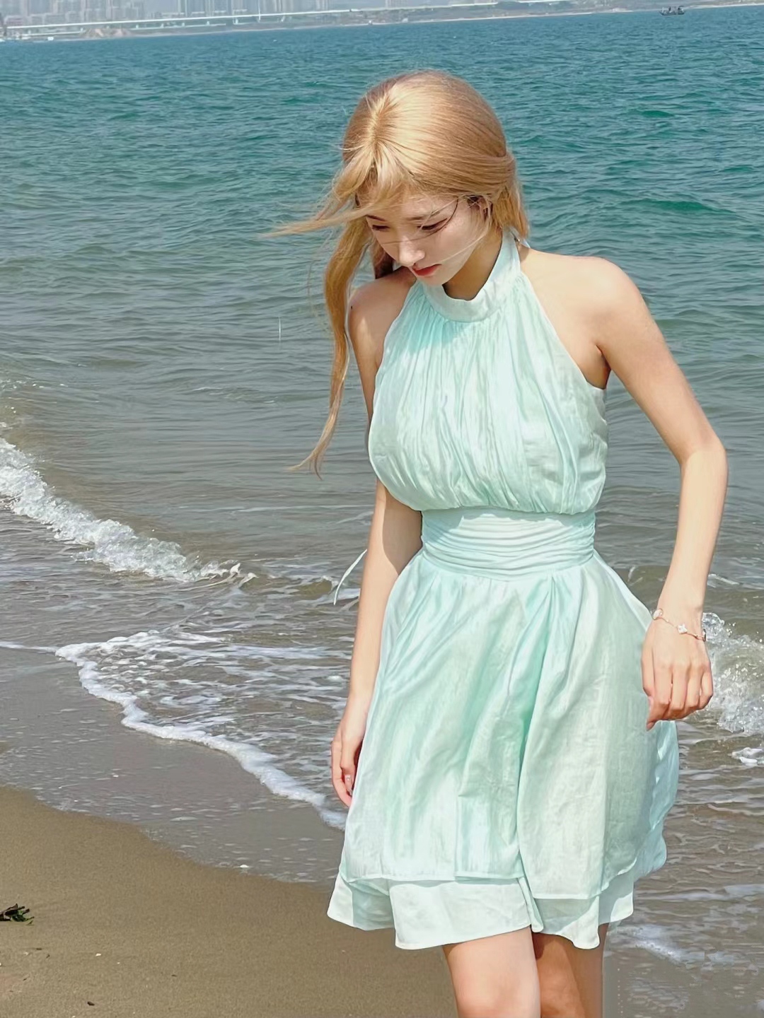 在炎热的夏日里,海边沙滩是一个绝佳的度假胜地