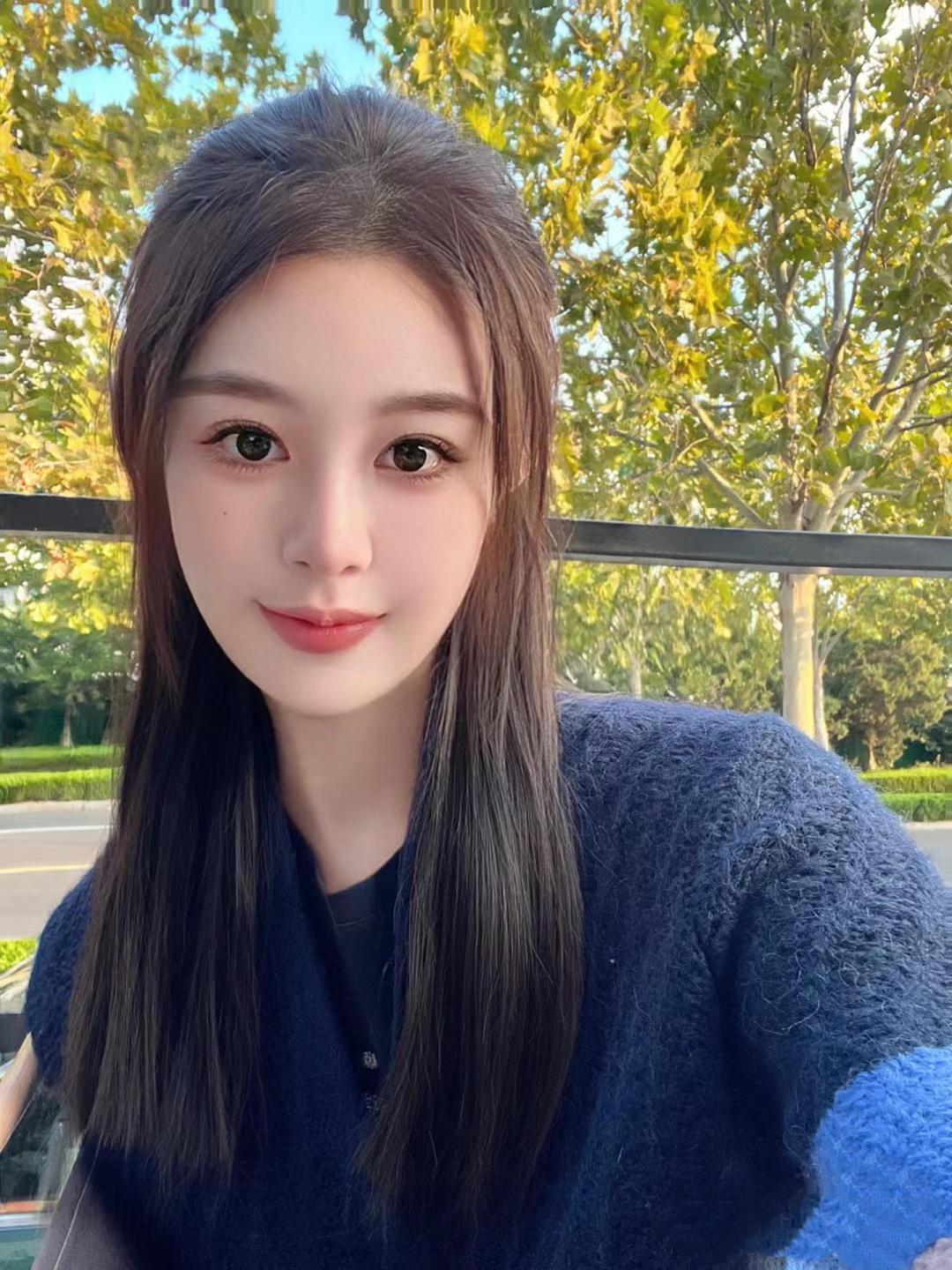 78瓜子脸女孩的甜美笑容,青春靓丽的造型让人眼前一亮!