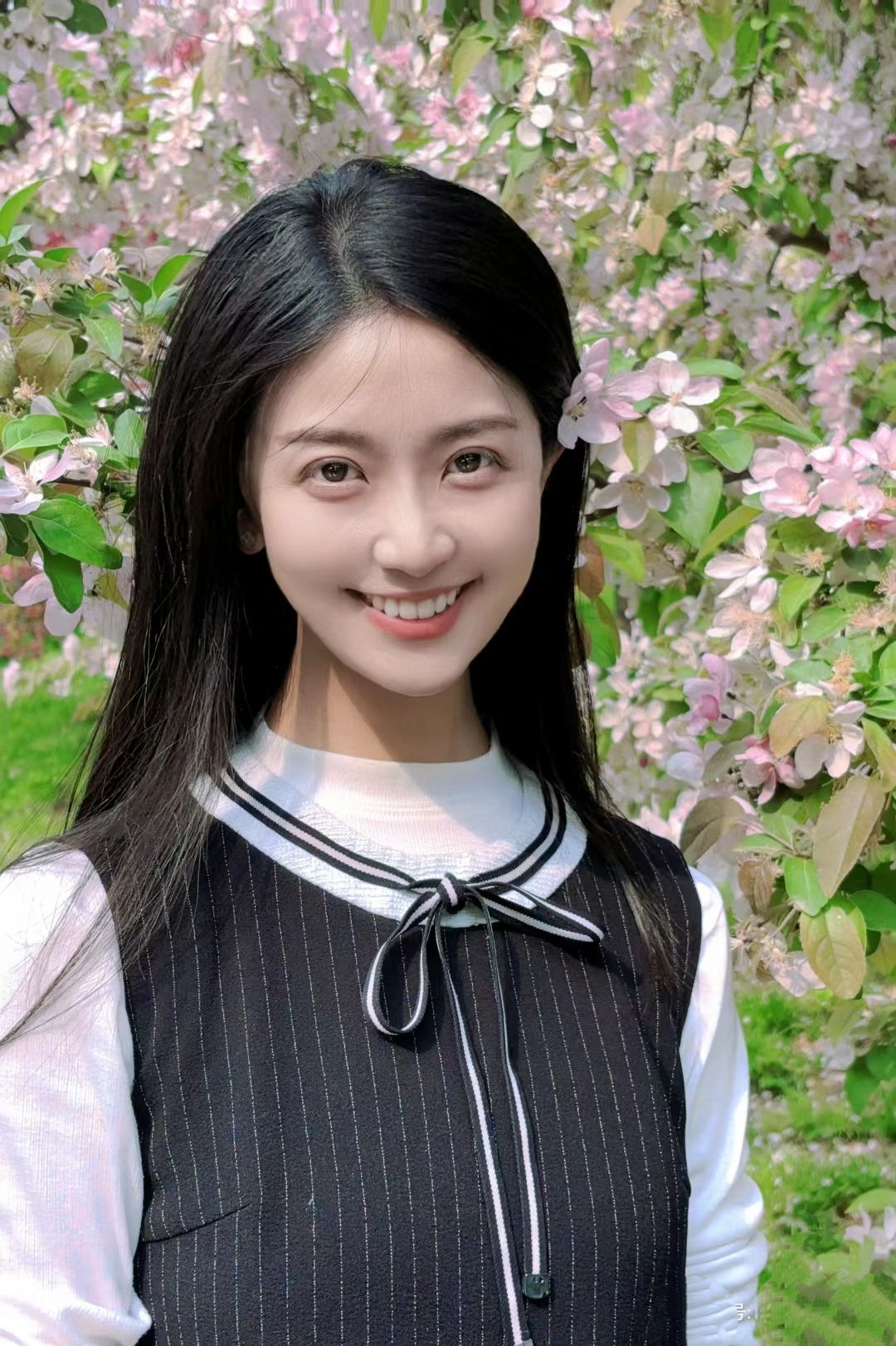 🌸在粉色的花海中,她宛如一位优雅的公主,黑色的