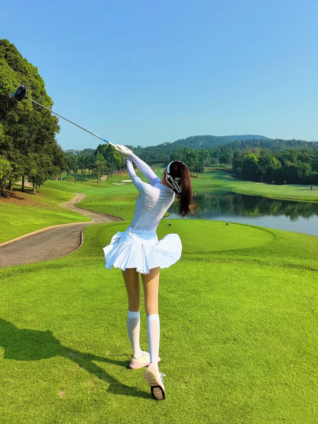 高尔夫球场上的美女,身姿优雅,动作流畅