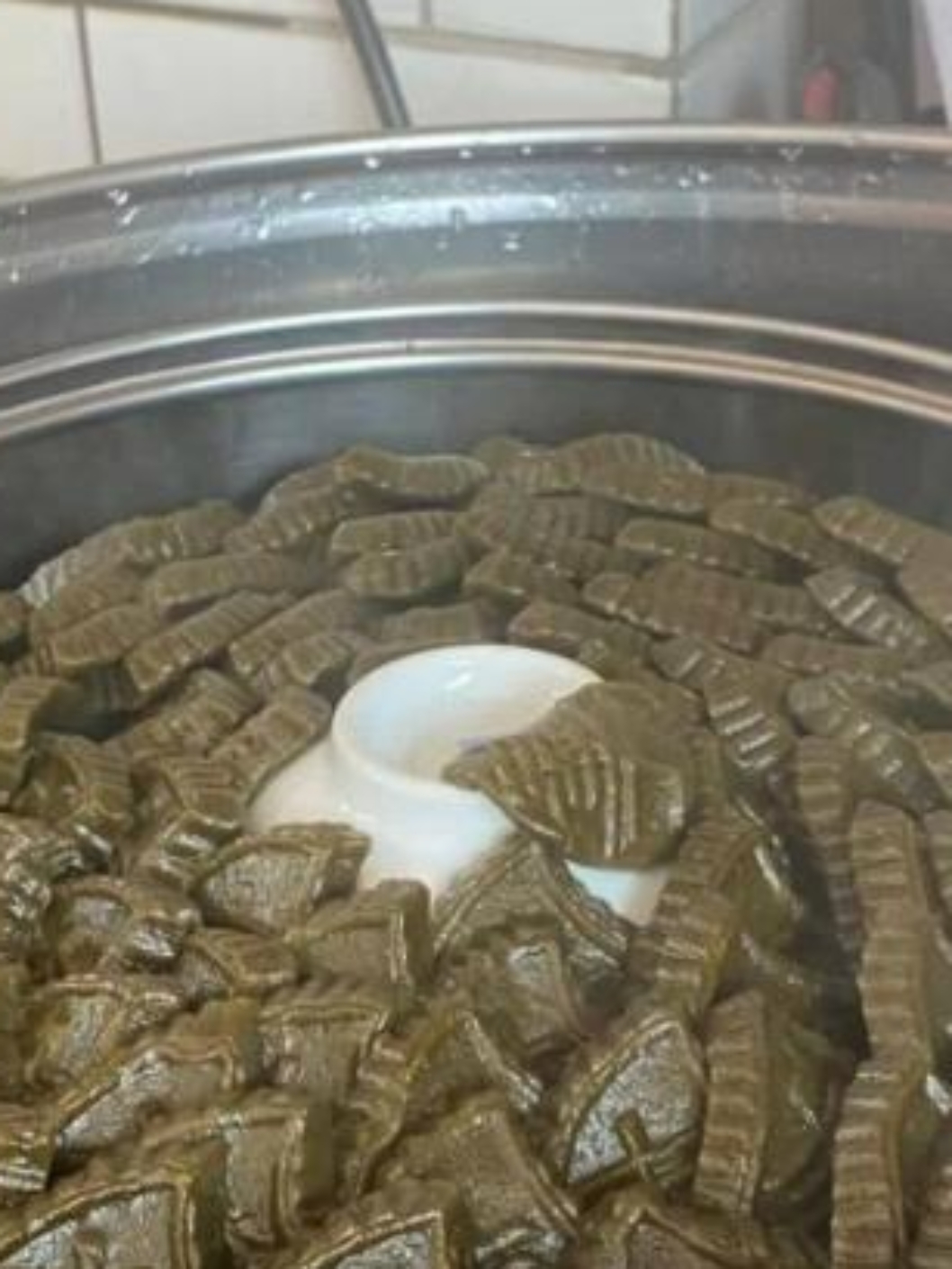 卖的都是金丝燕窝,那是金丝燕口水做的窝,白色透明状,你那是衔泥燕 