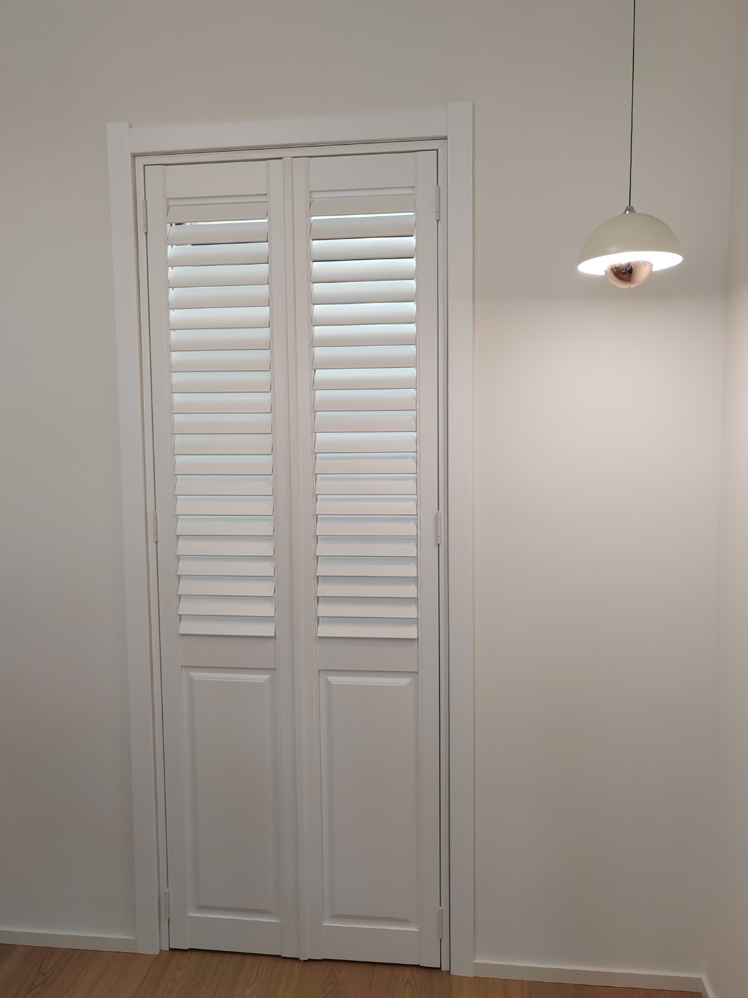 木质百叶门与悬挂式灯完美融合!