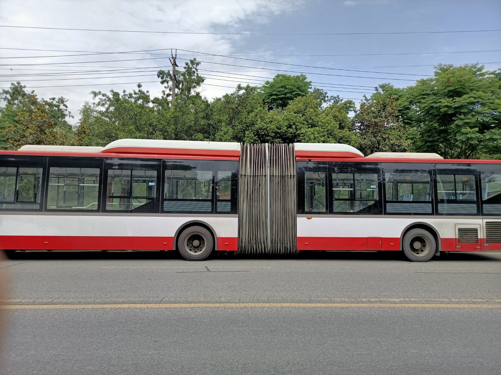 成都郫都区看到独有加长公交车[赞同],开在马路上不添堵车吗?