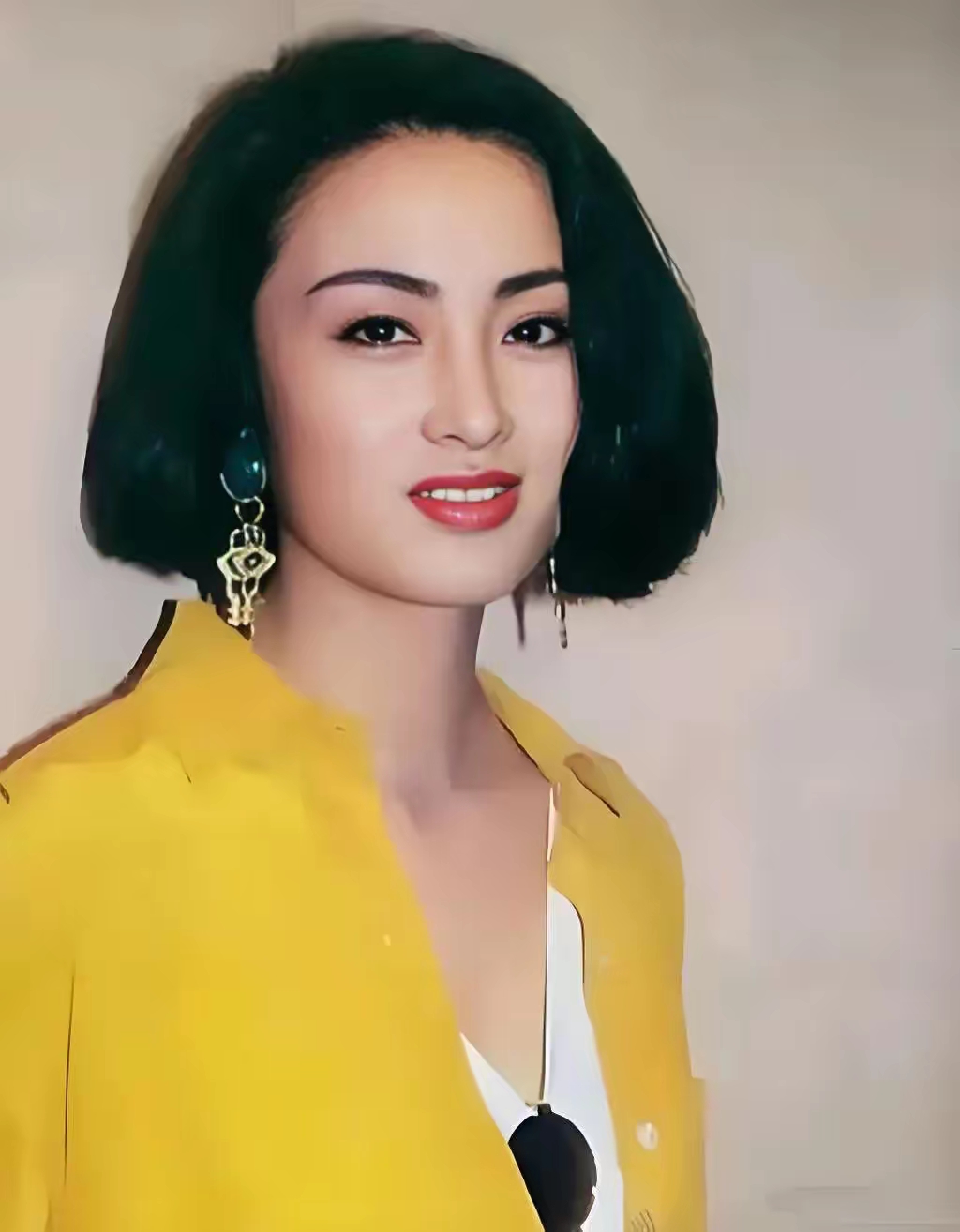 张敏美貌惊艳众人 近日,张敏现身活动的照片在网上掀起波澜