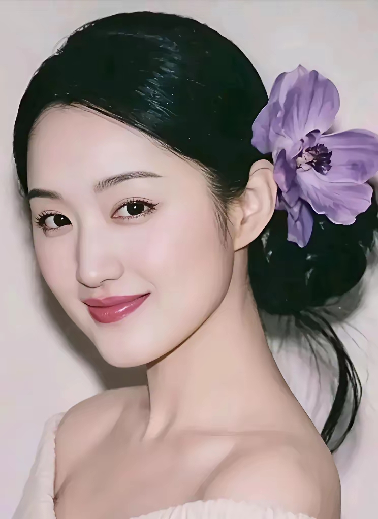 杨钰莹绝美形象再引热议 一张杨钰莹别着紫花,面露甜笑的美照在网上疯