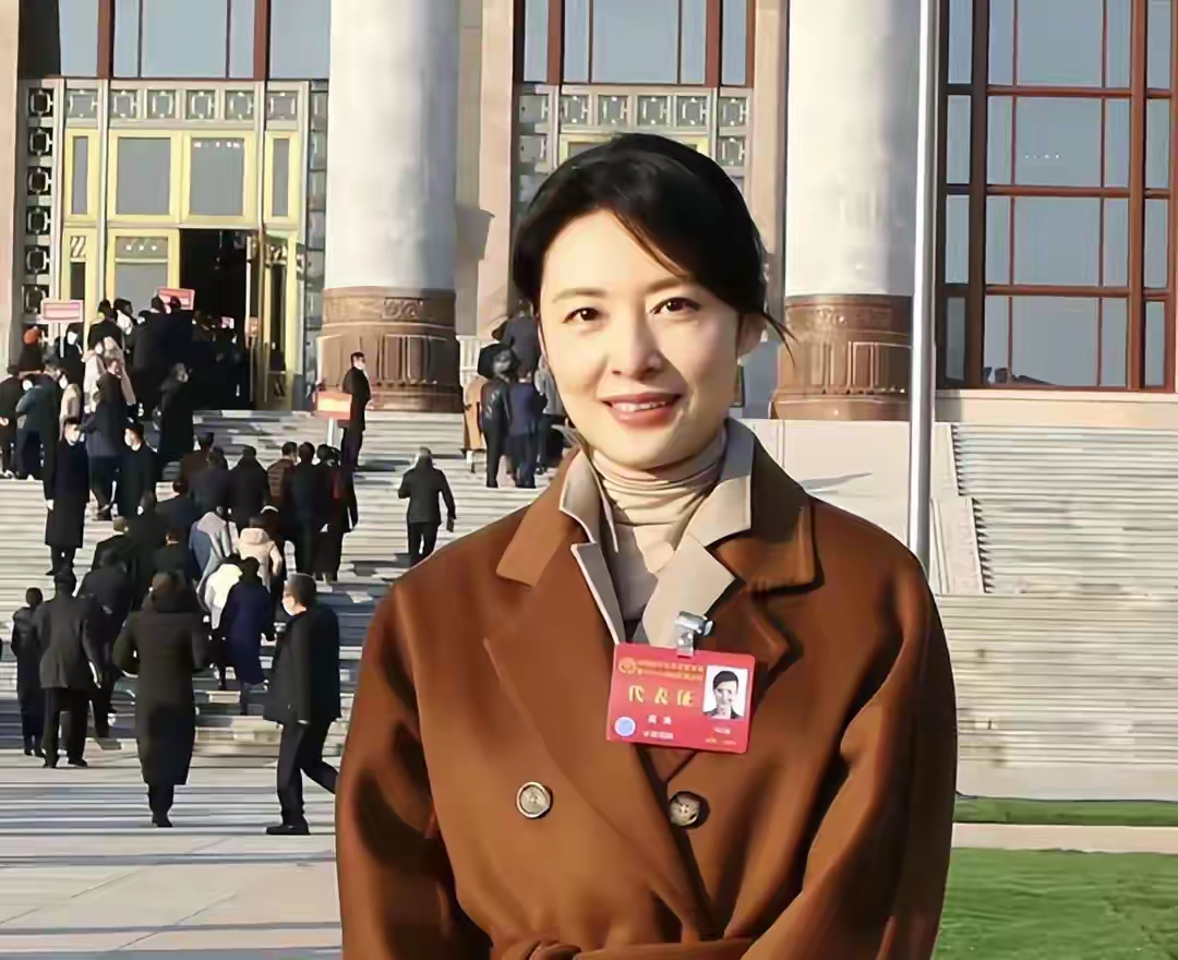 周涛曾是央视超火的主持人,和董卿那可是红透半边天 ,可她却被贴上"女