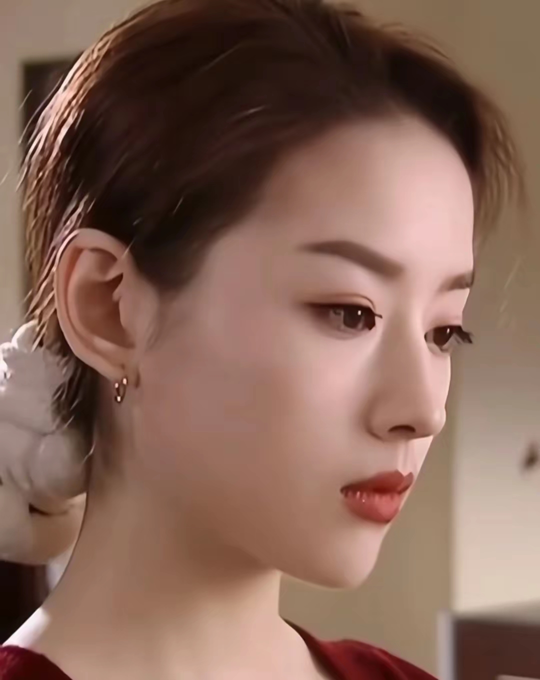 董洁20年前美照被翻出 最近董洁20年前的照片在网上炸锅,那时候的她