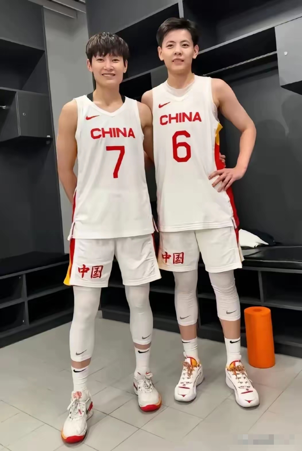 女篮姐妹花杨力维和杨舒予火出圈 杨力维95年出生 身高1米76 杨舒予02
