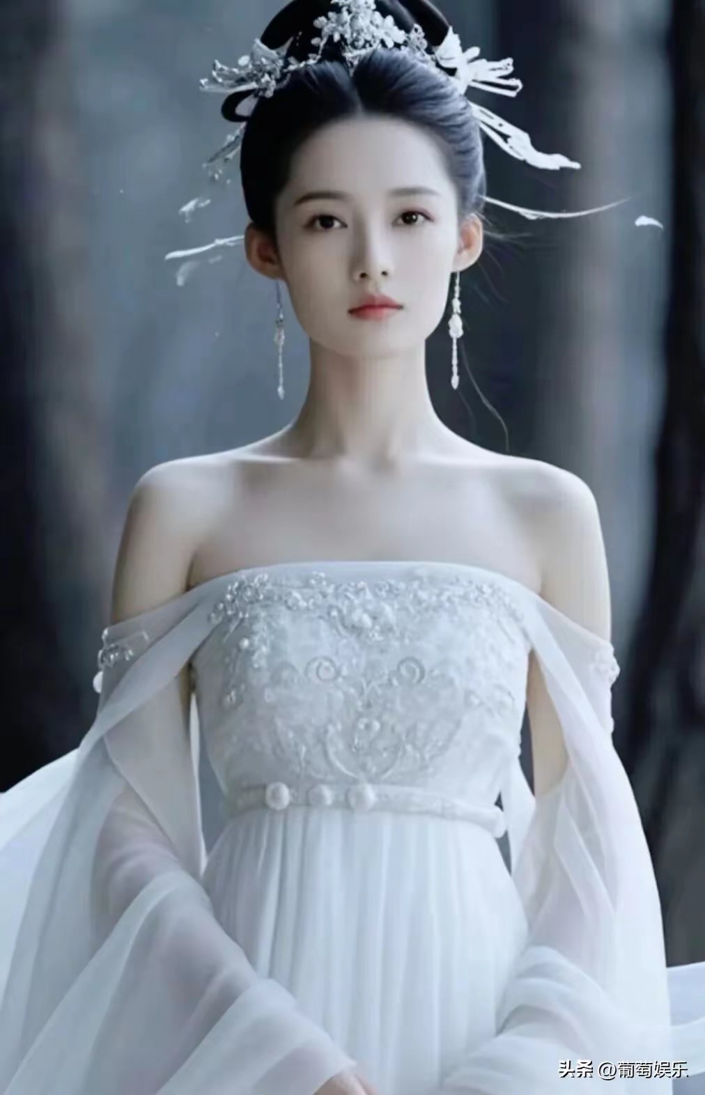 李沁造型美上热搜 这姐这一袭白衣古装扮相,简直跟画里走出来的仙子似