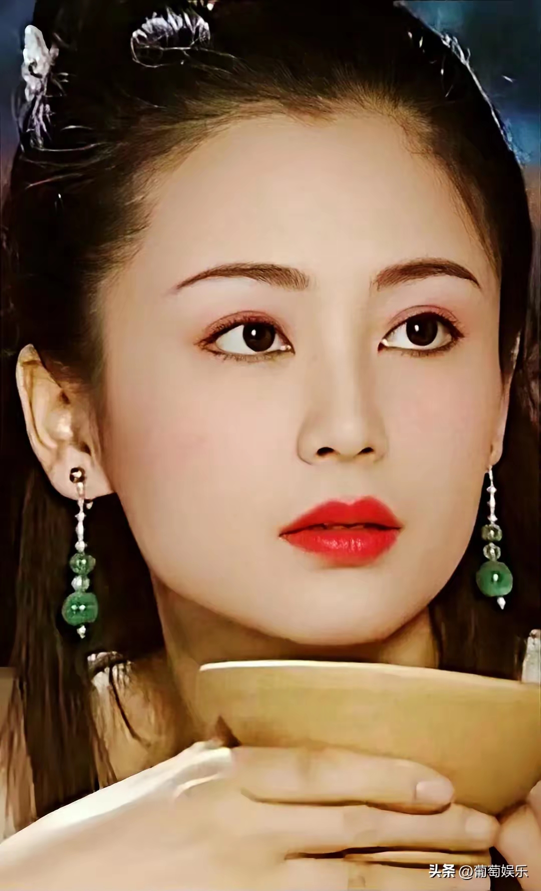 最近她在《聊斋之连城》里的旧照疯传,20岁的她饰演千金,眉若远黛,眼