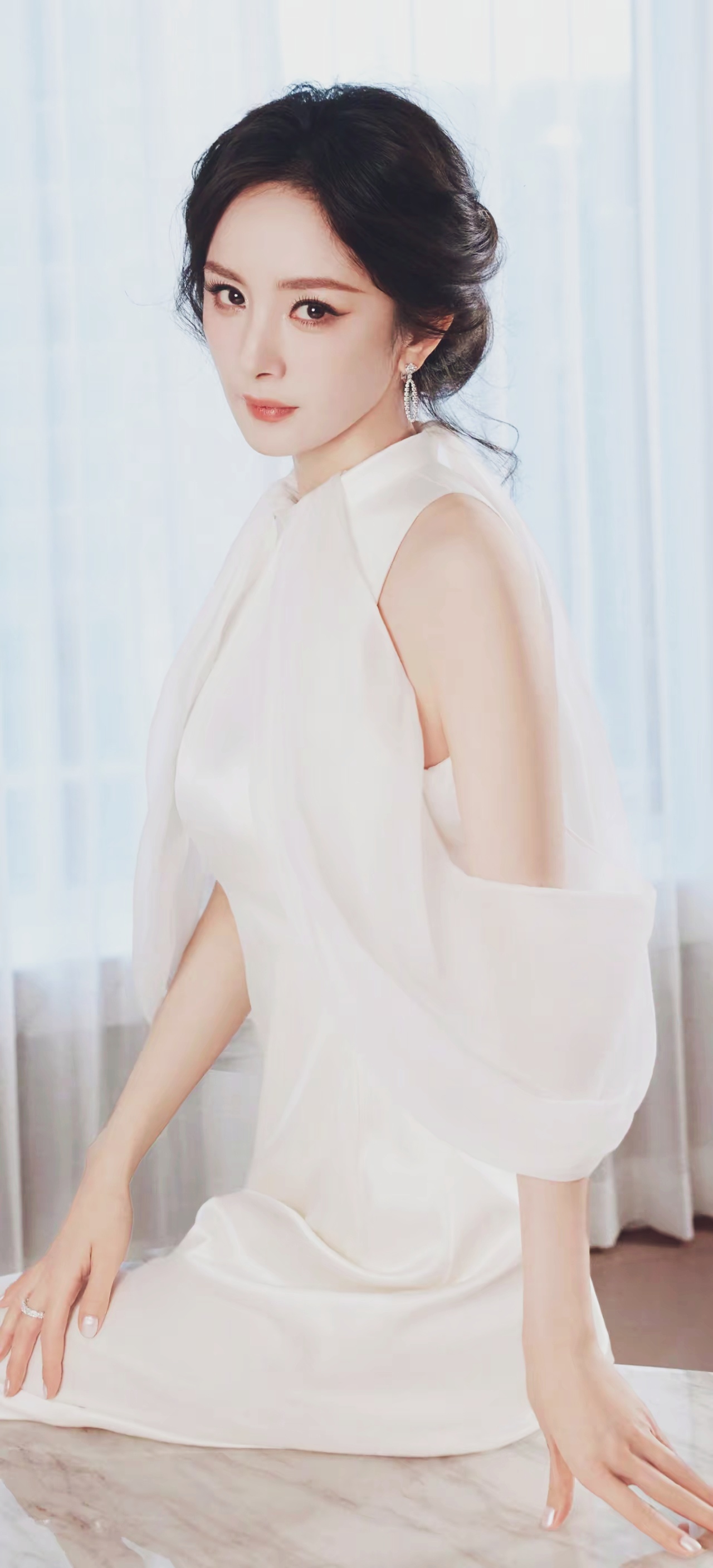 近日,杨幂一袭白色挂脖长裙亮相,造型瞬间走红网络