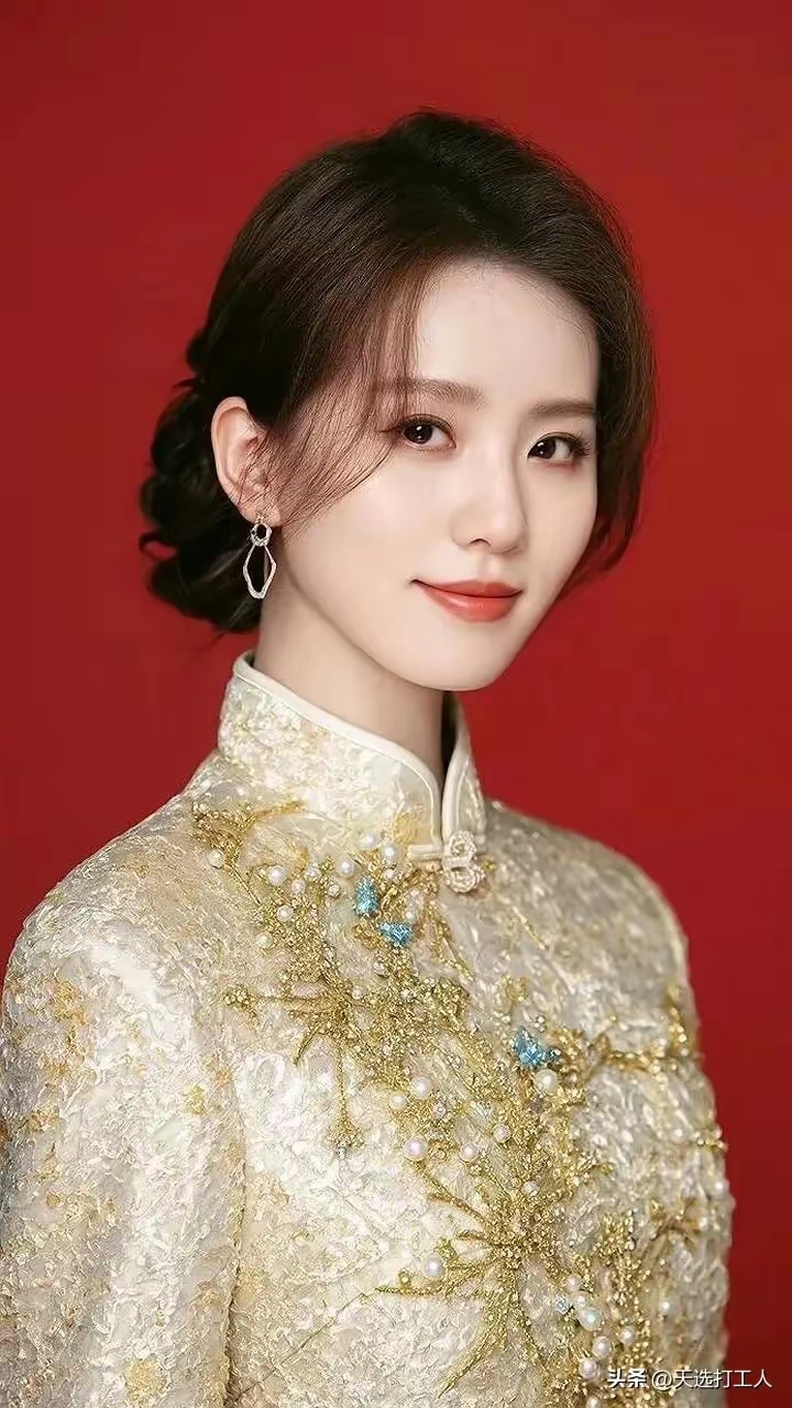 刘诗诗旗袍造型美出圈 近日,刘诗诗身着一袭金色旗袍的照片在网上疯传