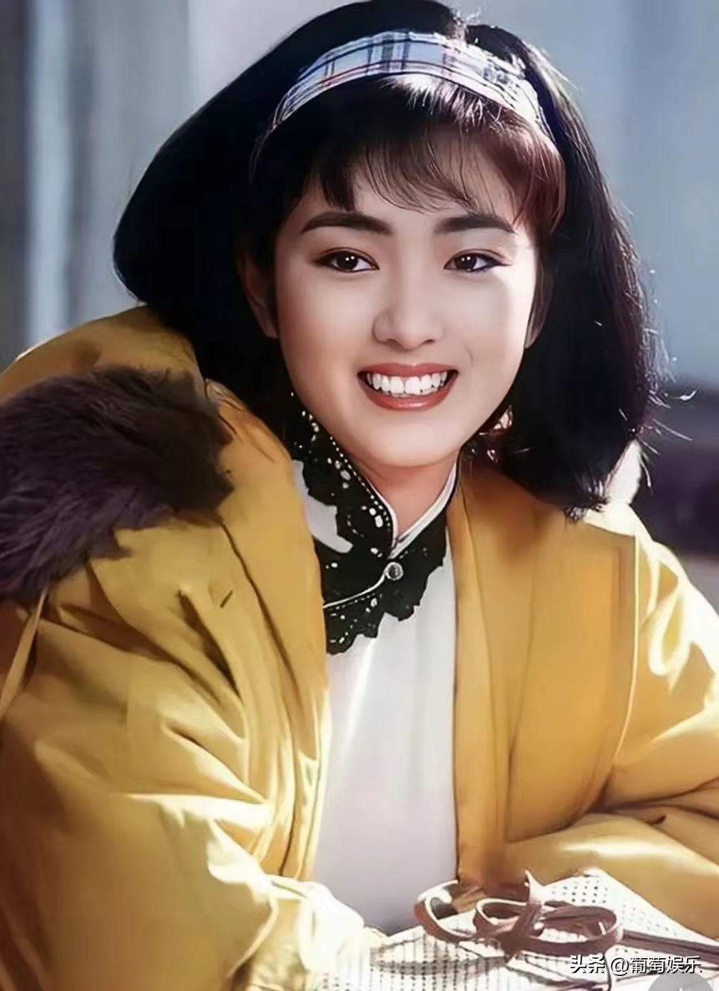 笑起来露出小虎牙,浑身散发着质朴又巩俐颜值巅峰惊艳的图片巩俐年轻