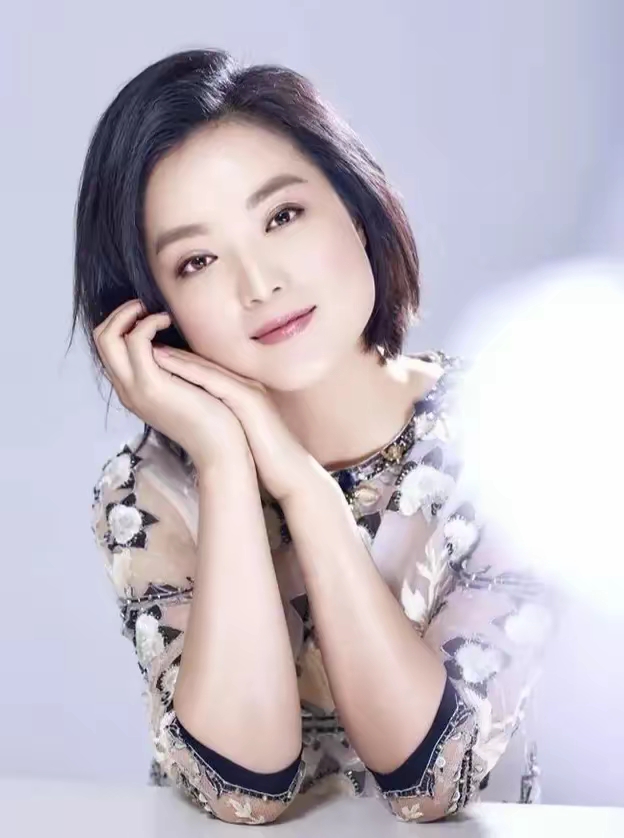 白雪美貌引热议 歌手白雪近期状态曝光,其盛世美颜直接让网友惊掉下巴