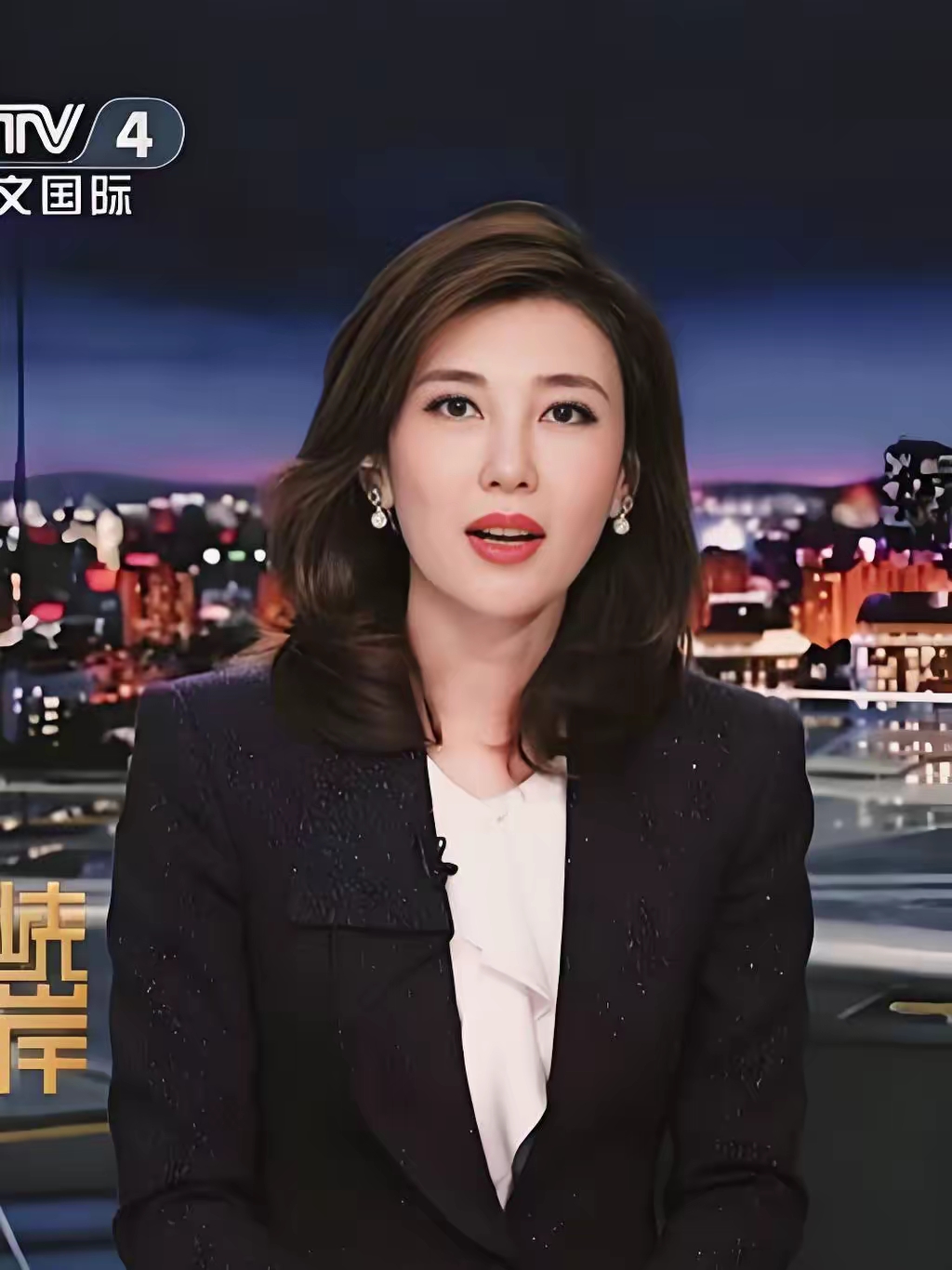 桑晨竟是大明星后代 桑晨是央视《海峡两岸》主持人,形象知性,业务