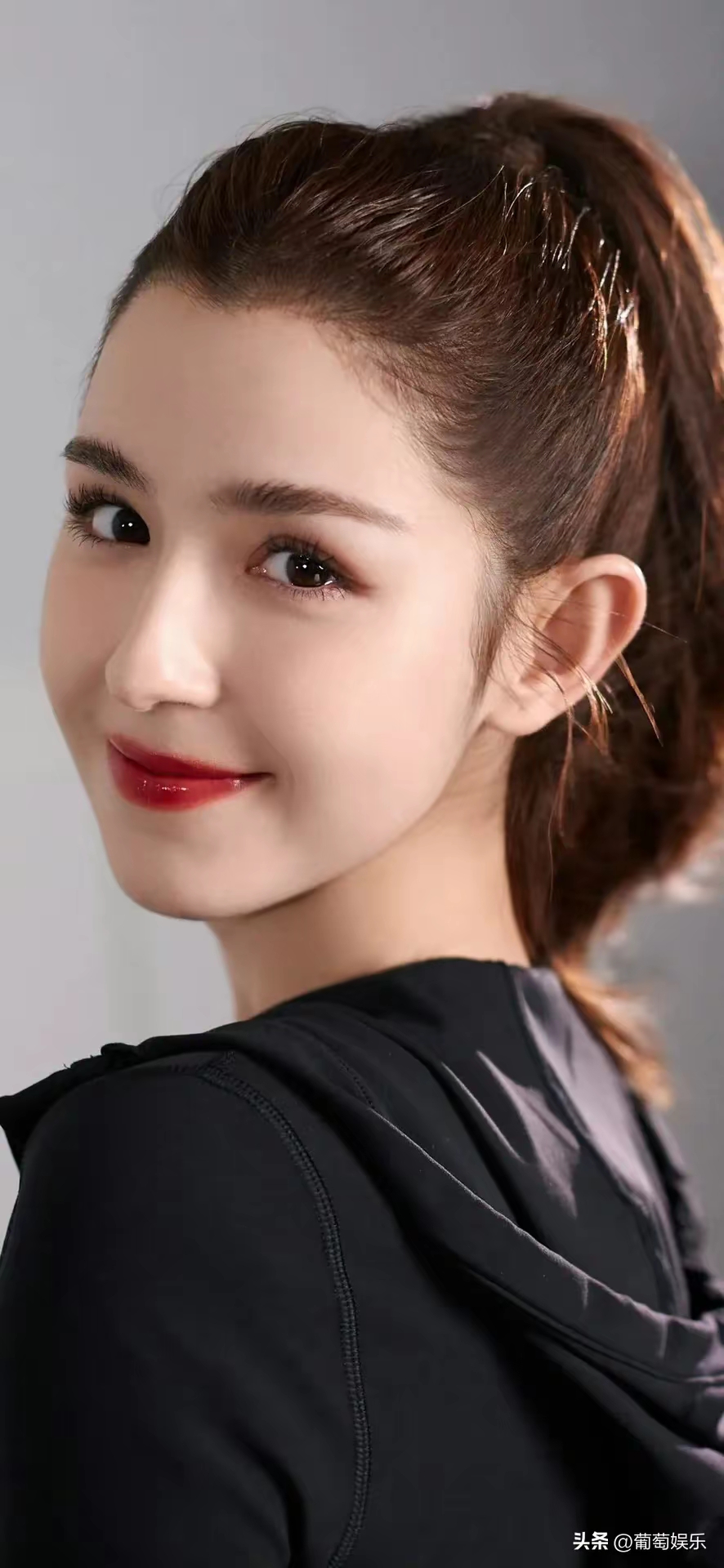 最近哈尼克孜又因为颜值爆火,网友都夸她是颜值天花板,这新疆美女是真
