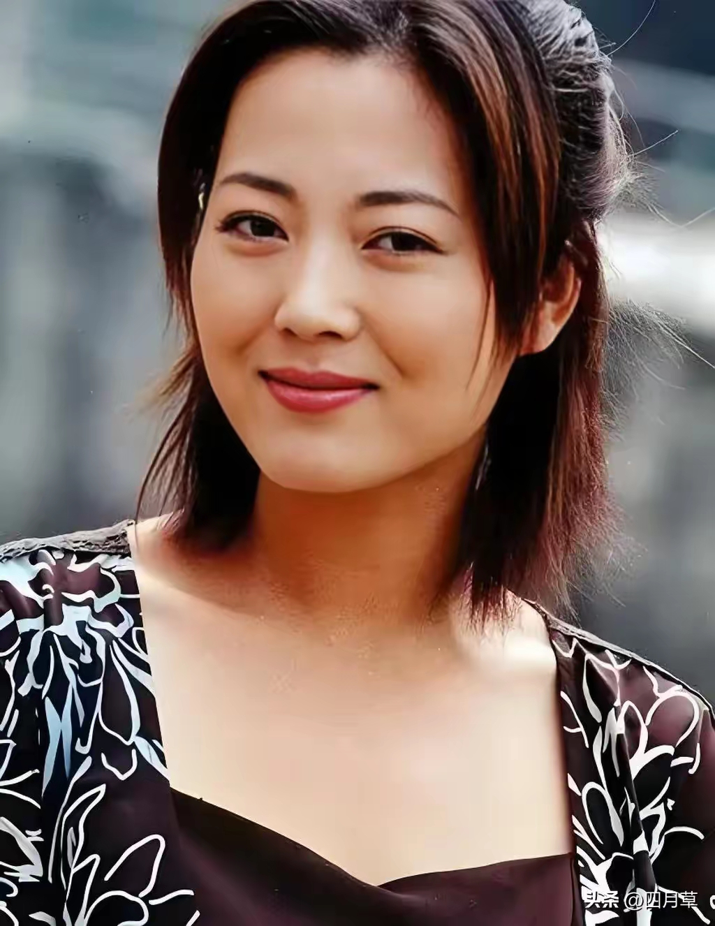 她早年在《当家的女人》里演张菊香,把农村女性的泼辣能干演得活灵活