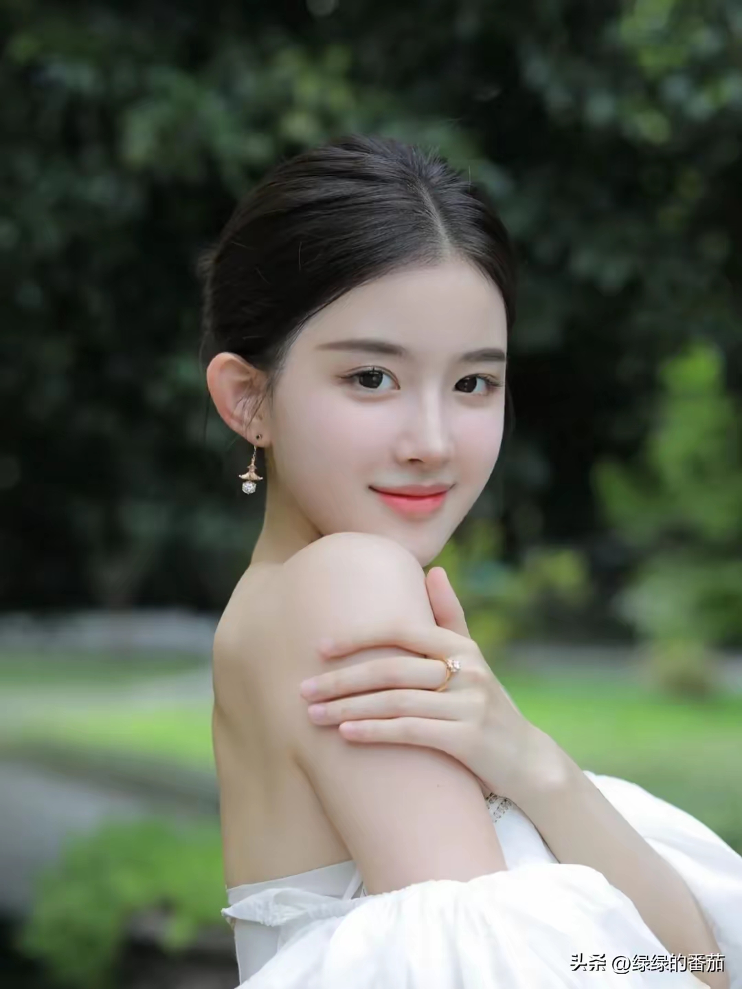 她既是舞蹈博主,又身兼抖音音乐人,清纯甜美颜值配上灵动舞姿,像一只