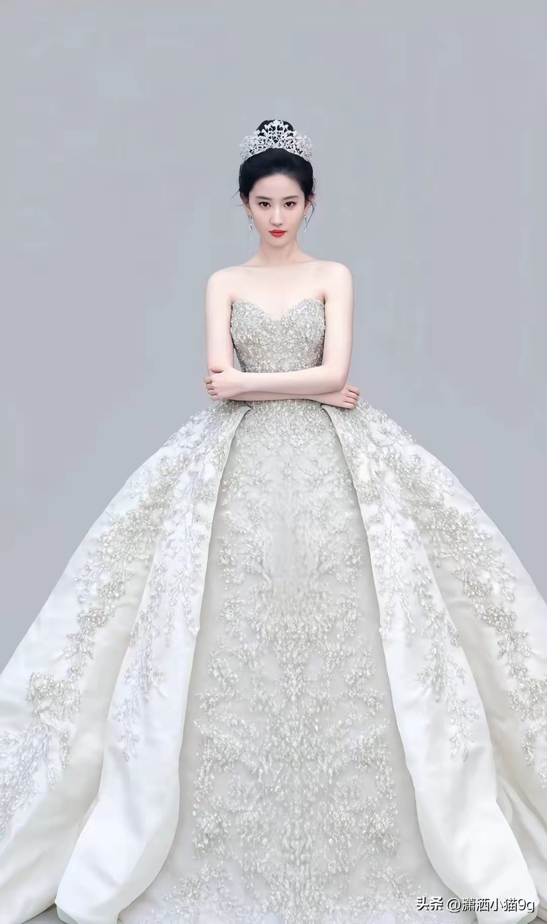 刘亦菲穿婚纱的造型最近火得一塌糊涂,网上全是她这组照片的讨论
