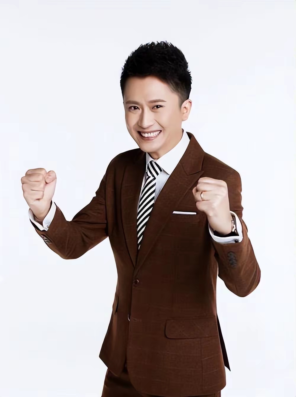 杨帆央视16年未登春晚主舞台还两度与死神擦肩 杨帆出身文艺家庭,本