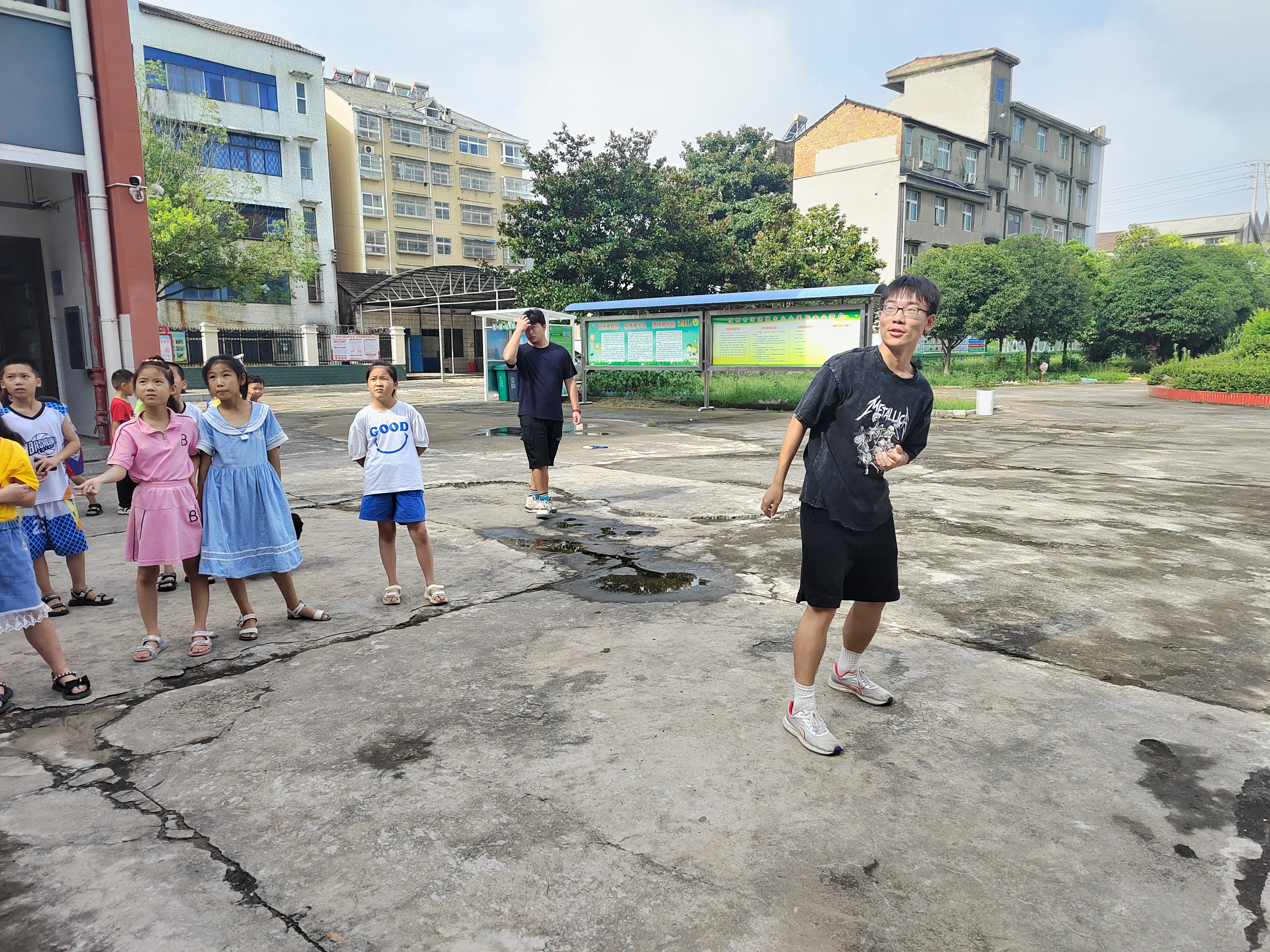 为了缓解孩子们的学习压力,培养集体主义精神,树立正确