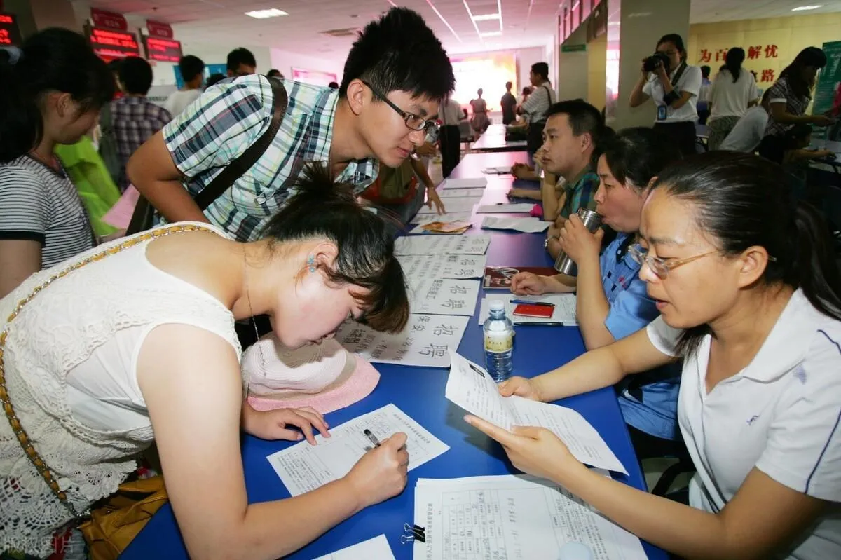 大学生寒假打工照片图片