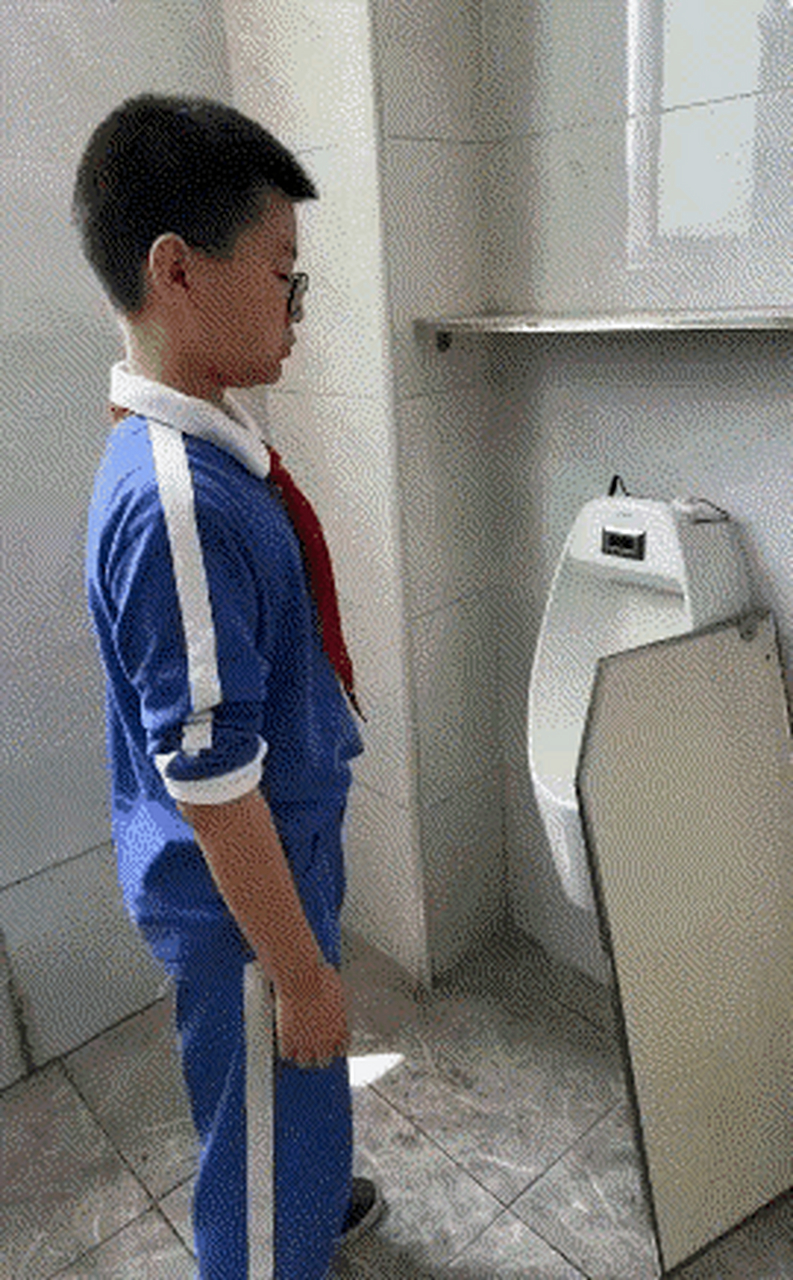 在深圳,有一名小学生尝试对卫生间的挡板进行维修,然而出乎意料的是