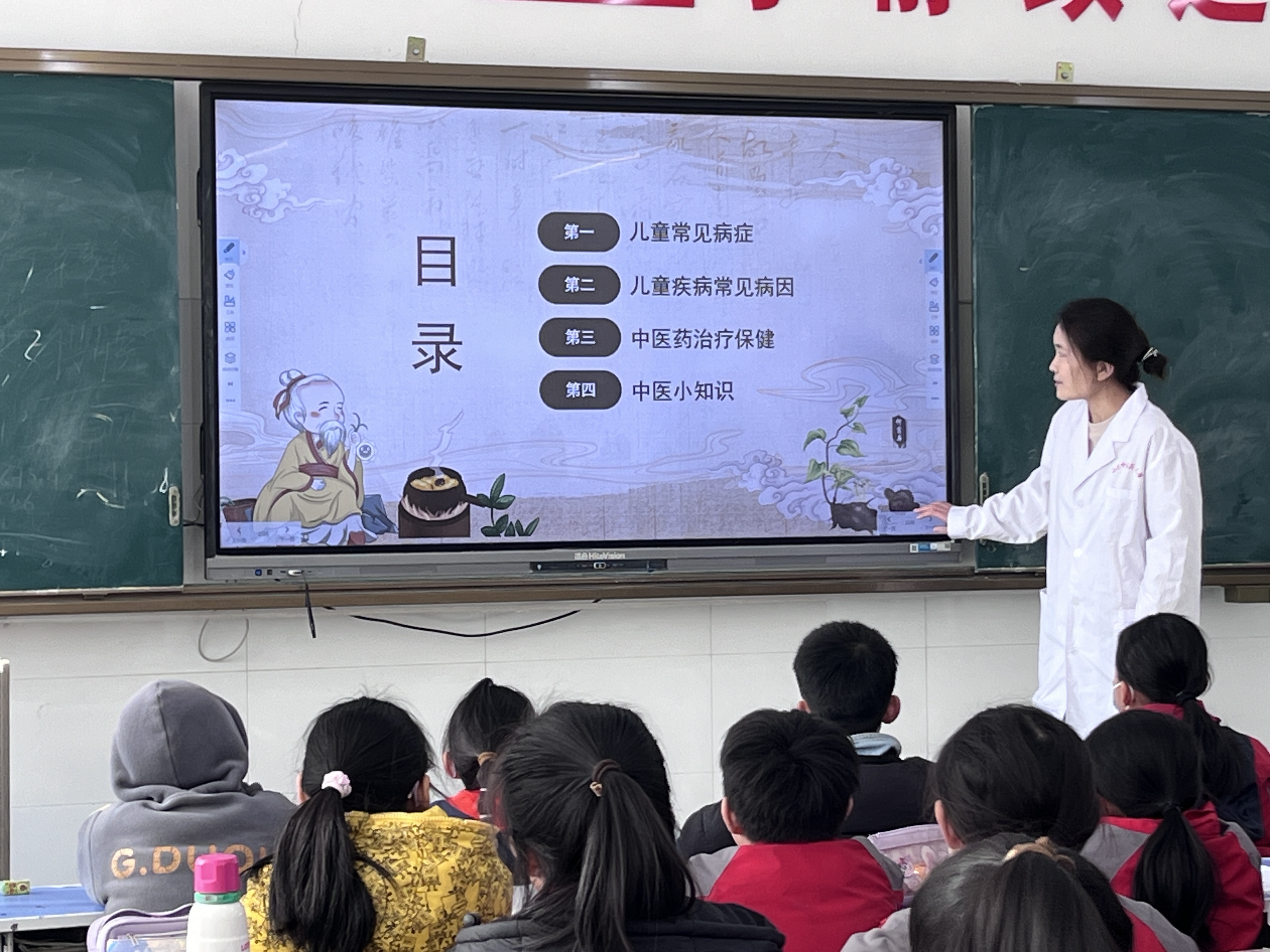 山东中医药大学本草食养惠民队在健康学院王敬源,陈晓老师指导下