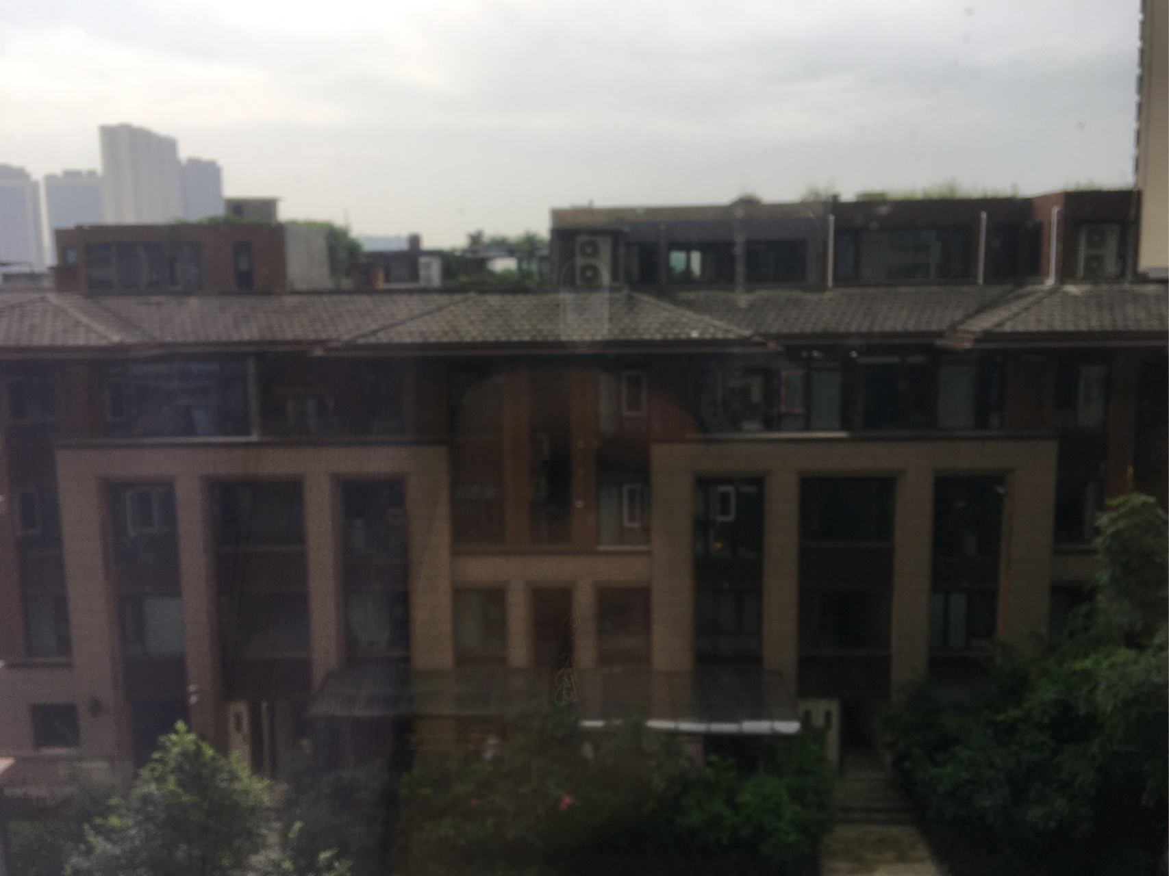 成都市天府新区天府五街保利锦江里小区 多处房顶乱达乱建情况严重